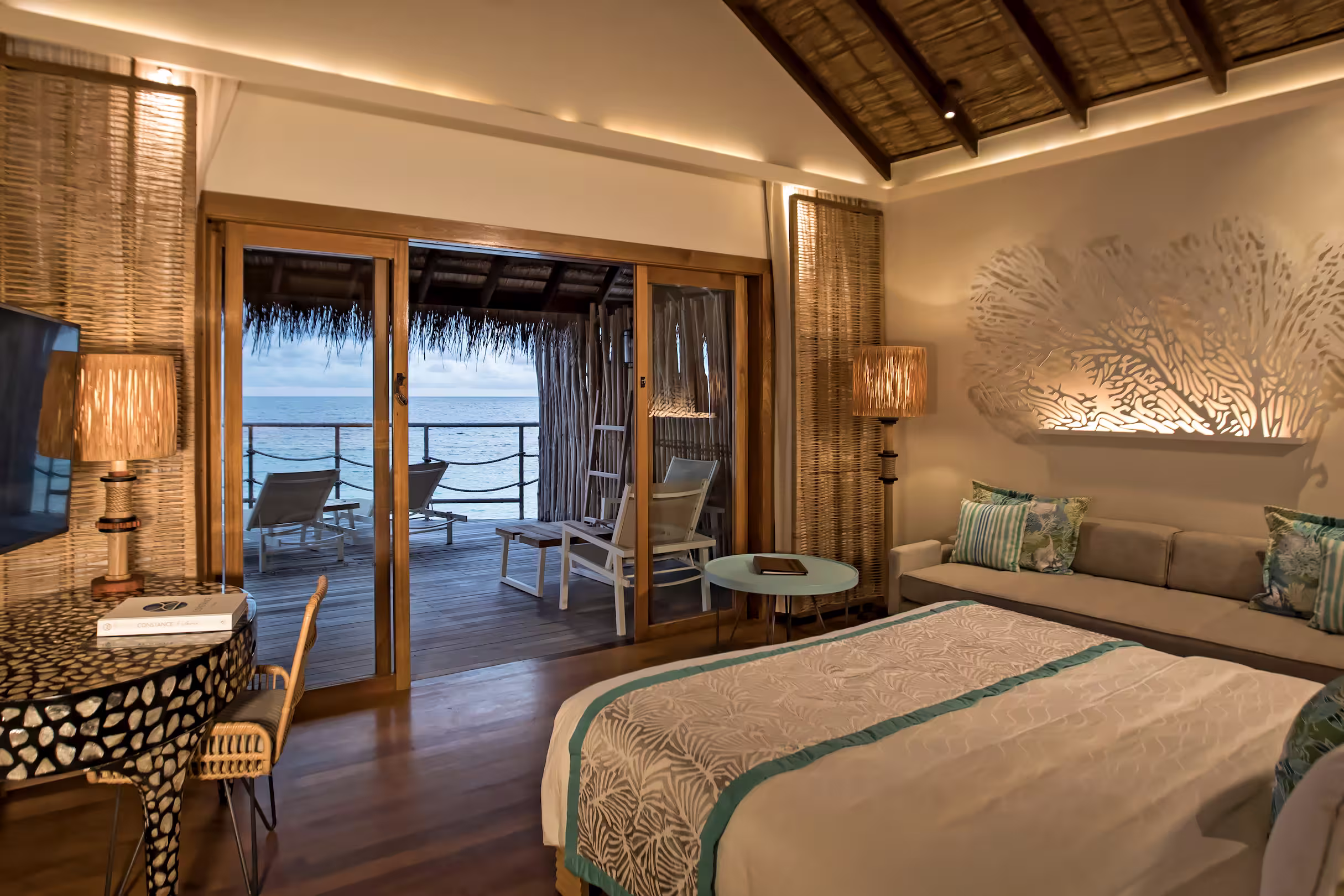 Materiali naturali, atmosfere raffinate e ville pensate per vivere le Maldive in totale libertà. — immagine 1