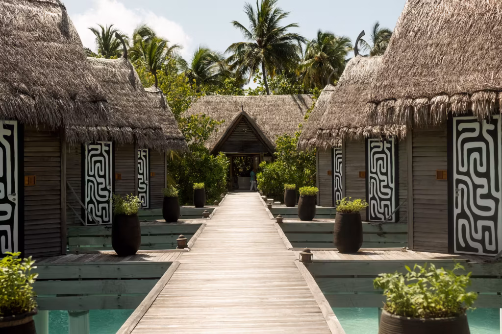 Materiali naturali, atmosfere raffinate e ville pensate per vivere le Maldive in totale libertà.