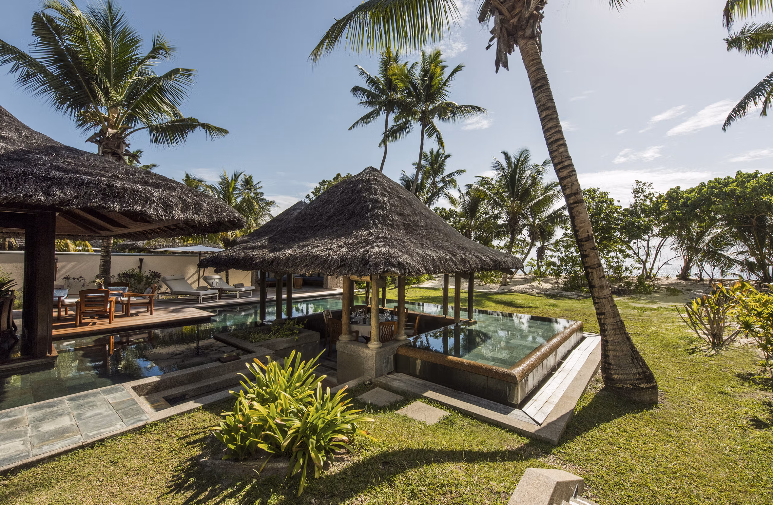 Spazi raffinati tra vegetazione tropicale, spiaggia e piscine private. — immagine 2