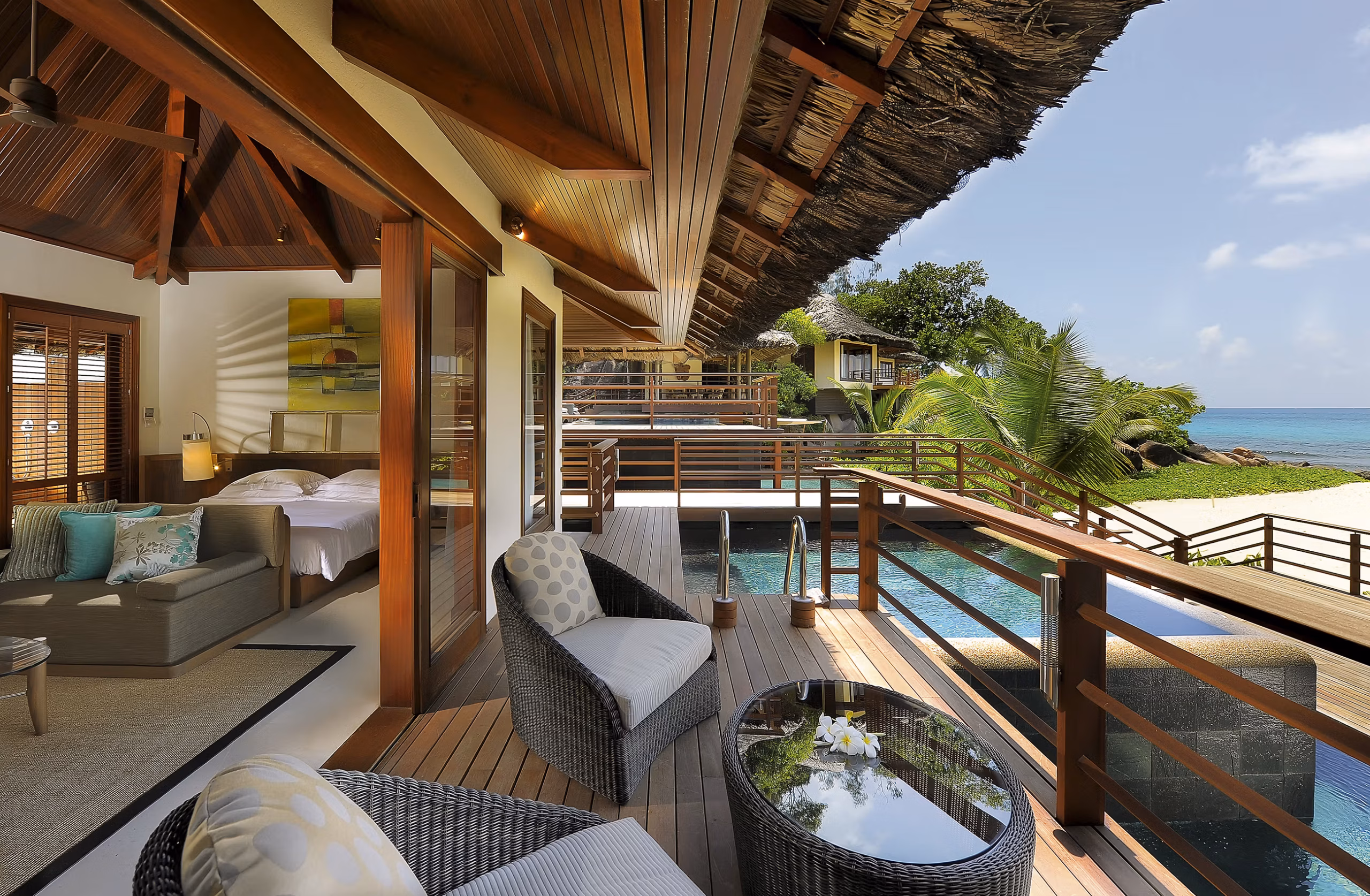 Spazi raffinati tra vegetazione tropicale, spiaggia e piscine private. — immagine 8
