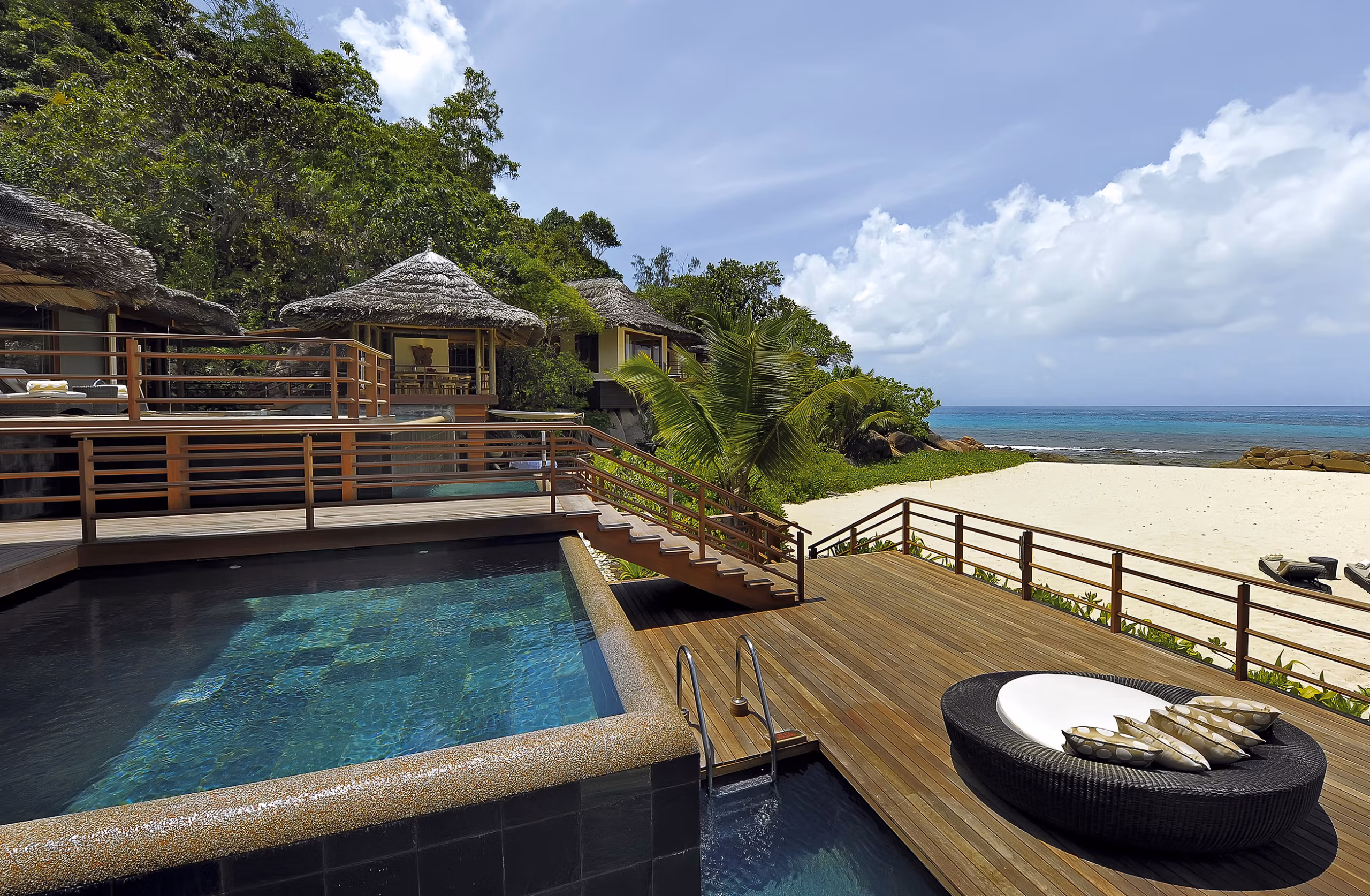 Spazi raffinati tra vegetazione tropicale, spiaggia e piscine private. — immagine 7