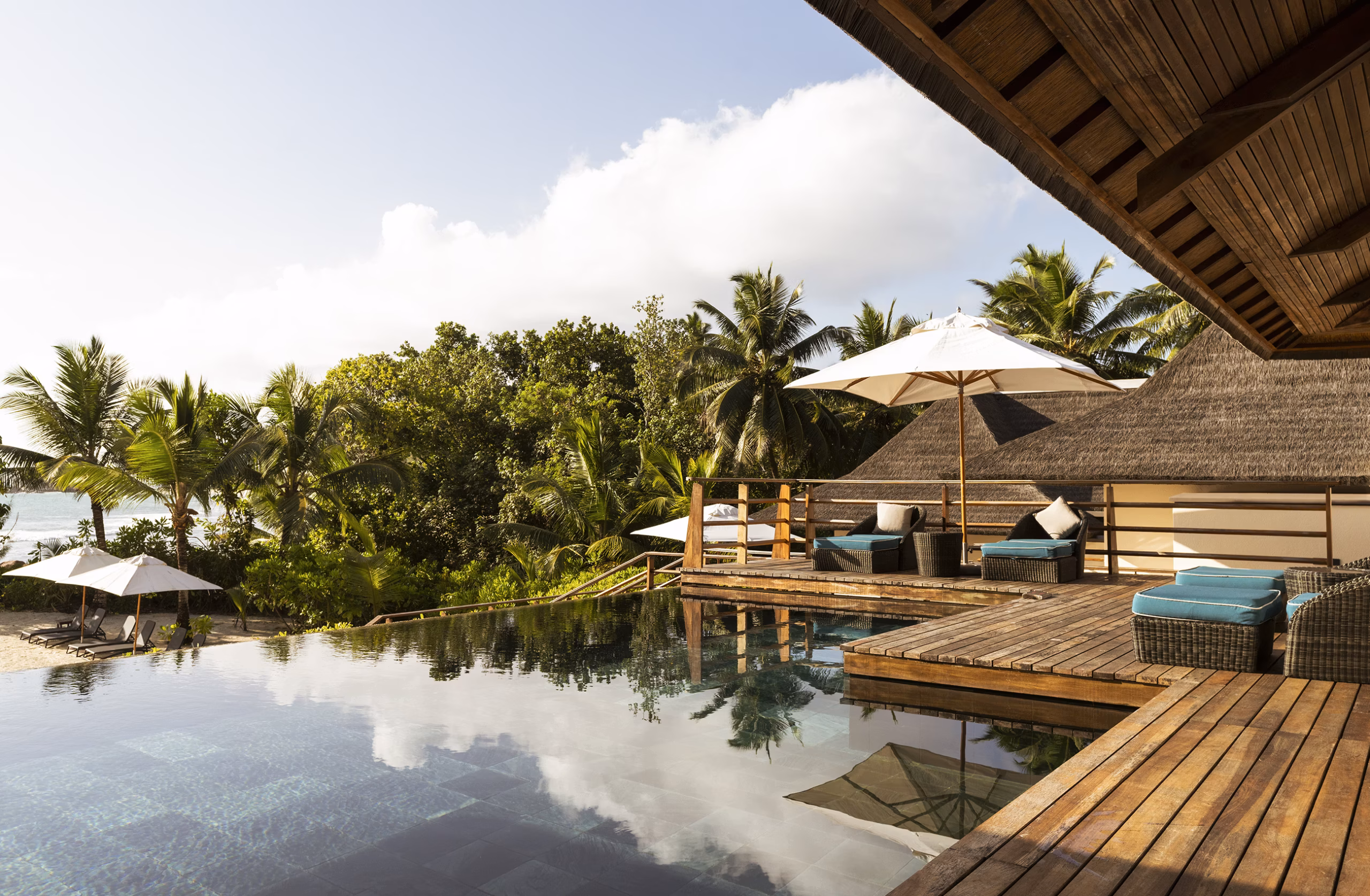 Spazi raffinati tra vegetazione tropicale, spiaggia e piscine private. — immagine 6