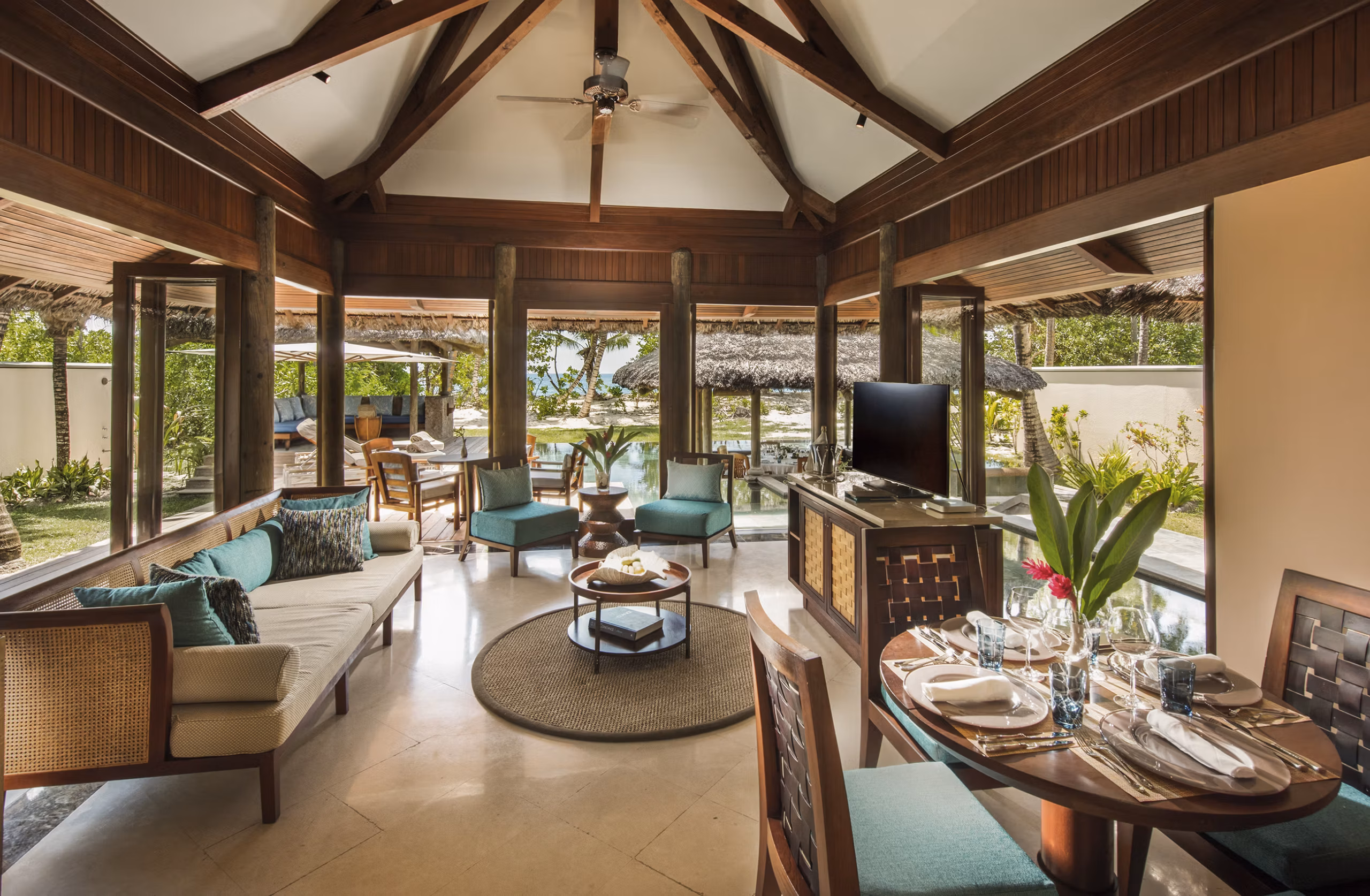 Spazi raffinati tra vegetazione tropicale, spiaggia e piscine private. — immagine 3