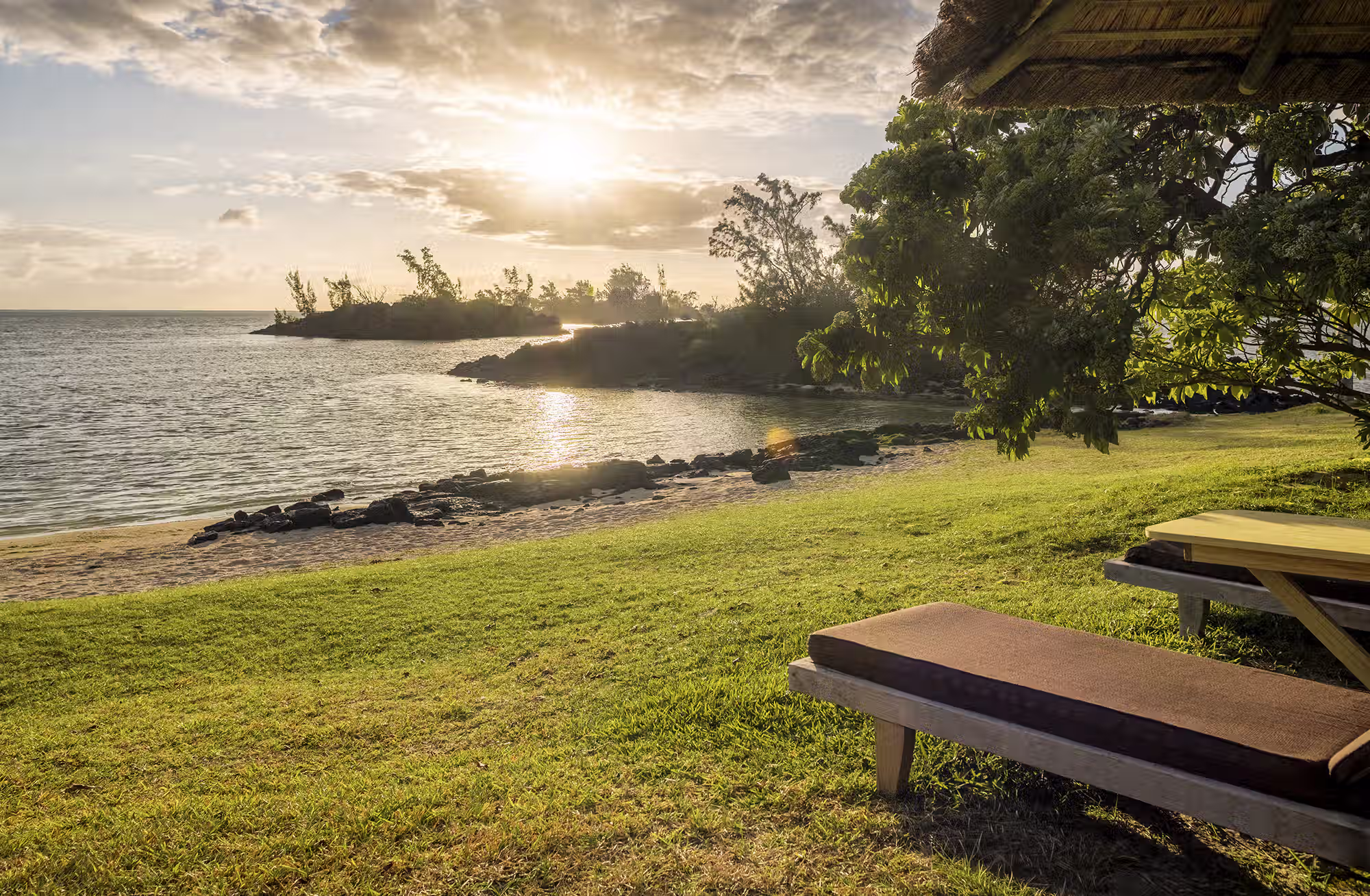 Spazi generosi tra giardino, spiaggia e palafitte, con soluzioni dedicate anche alle famiglie. — immagine 9