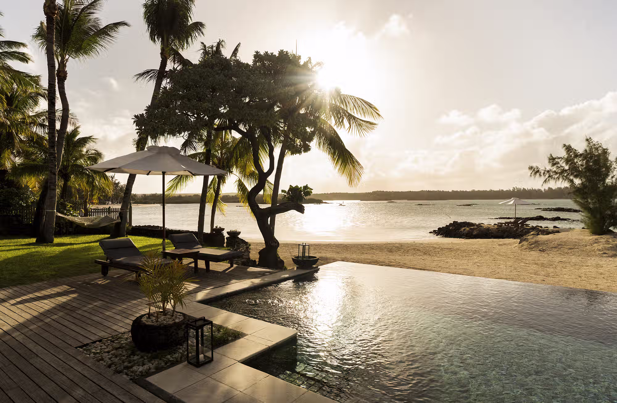 Spazi generosi tra giardino, spiaggia e palafitte, con soluzioni dedicate anche alle famiglie. — immagine 5