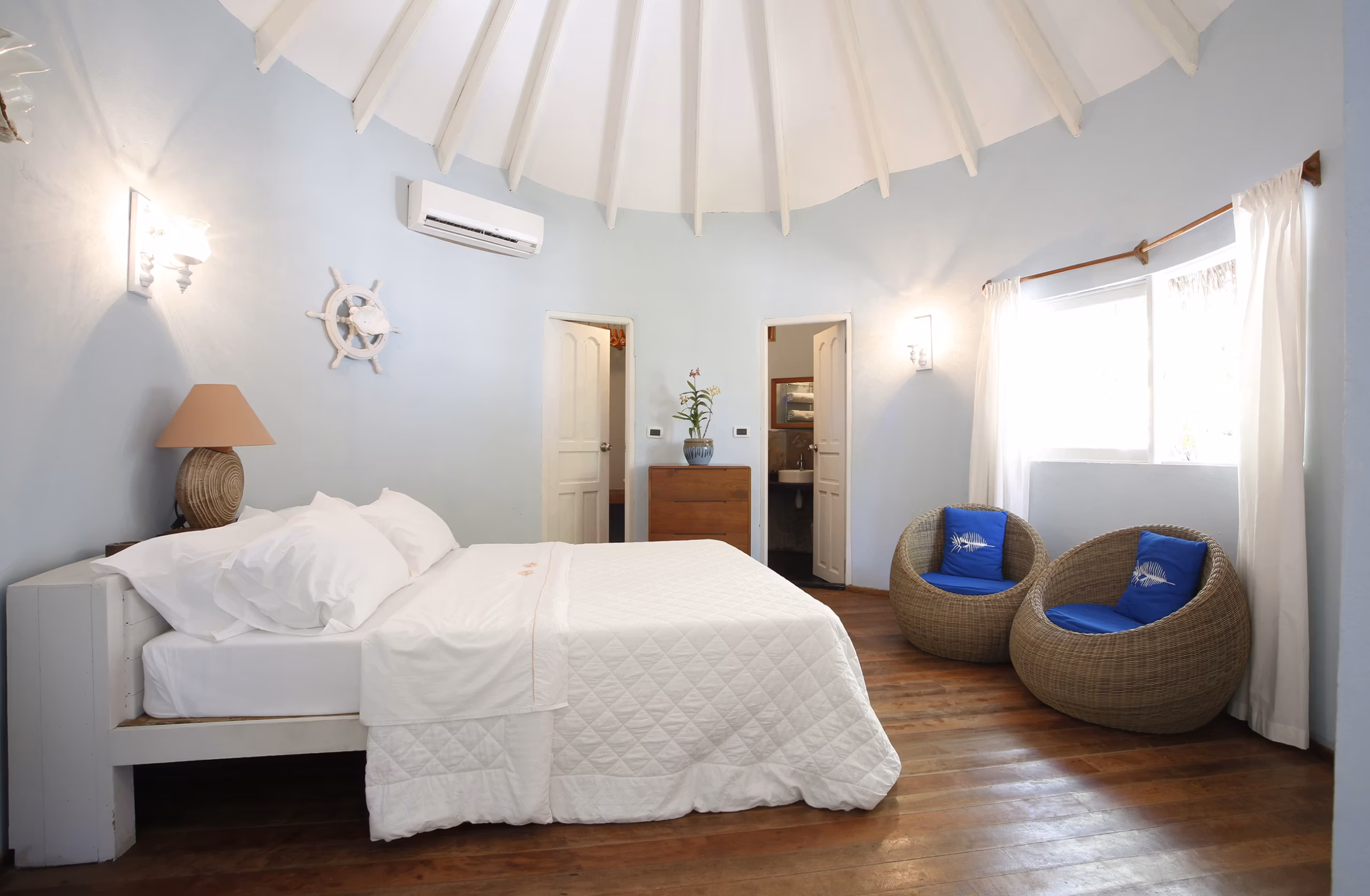 Ville immerse nella natura tropicale, tra spiagge private e panorami sull'oceano. — immagine 1