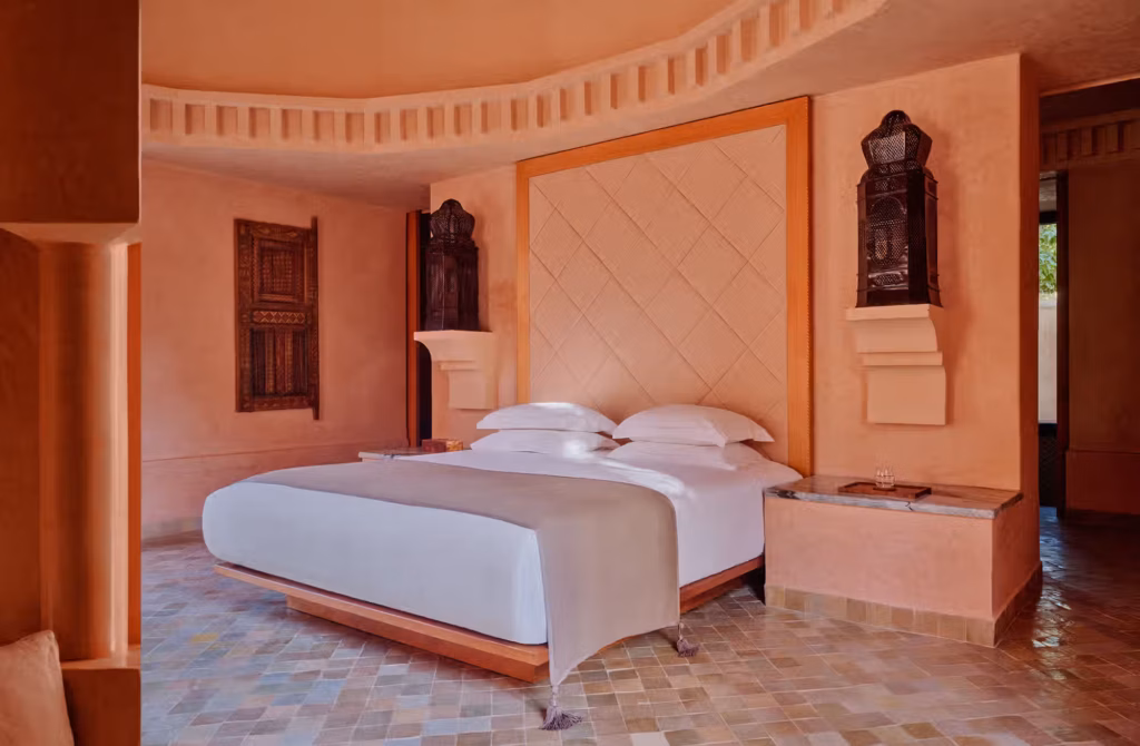 Pavilions e Villas reinterpretano l’architettura marocchina attraverso grandi spazi, cortili appartati, giardini e piscine private.
