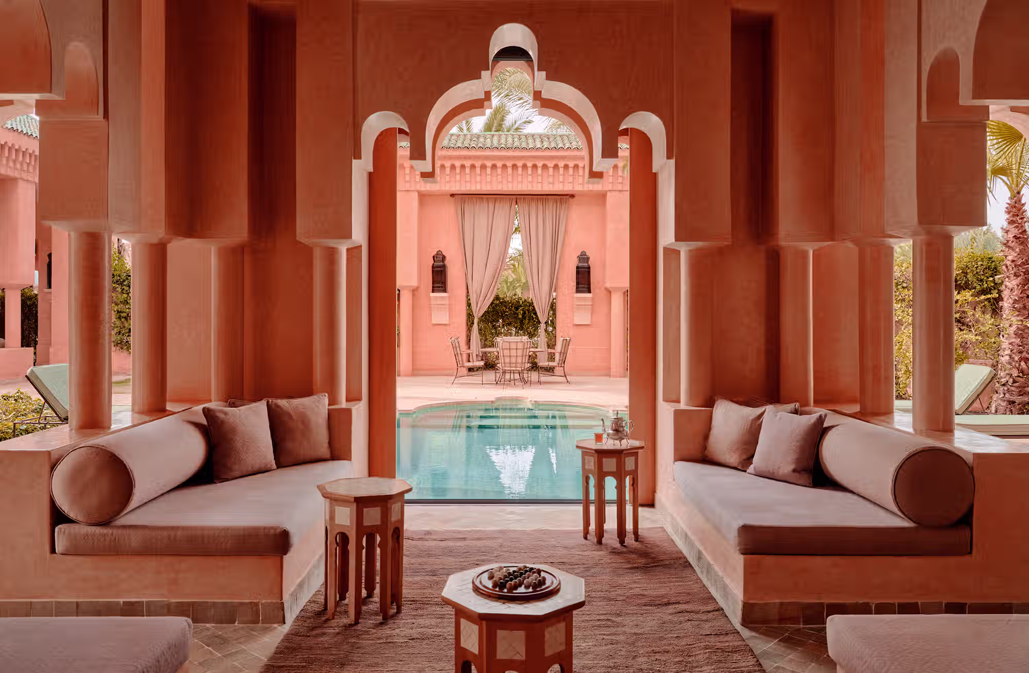 Pavilions e Villas reinterpretano l’architettura marocchina attraverso grandi spazi, cortili appartati, giardini e piscine private. — immagine 1
