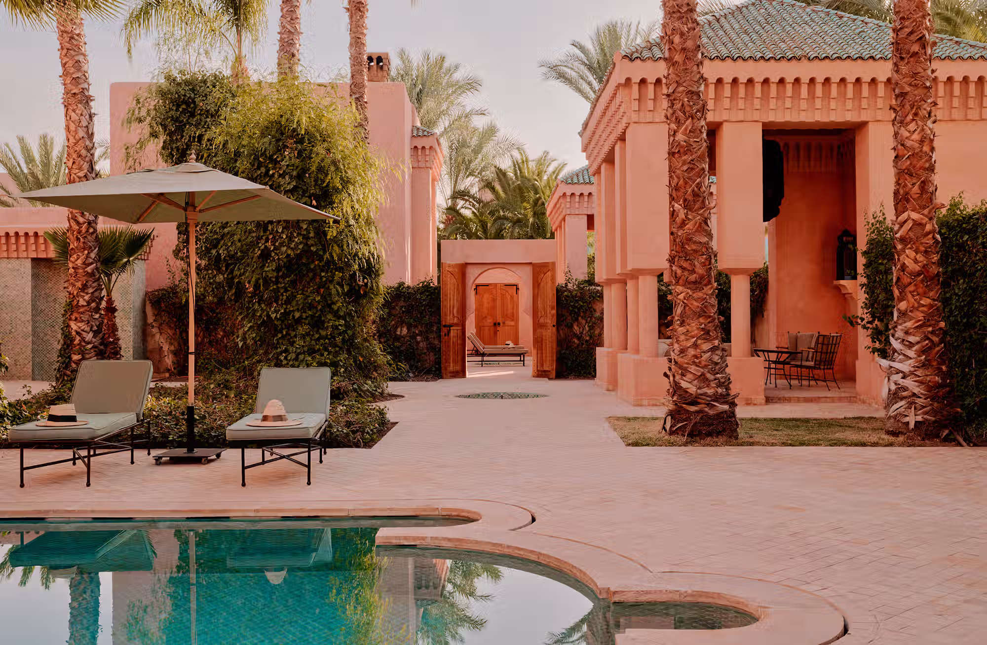 Pavilions e Villas reinterpretano l’architettura marocchina attraverso grandi spazi, cortili appartati, giardini e piscine private. — immagine 3