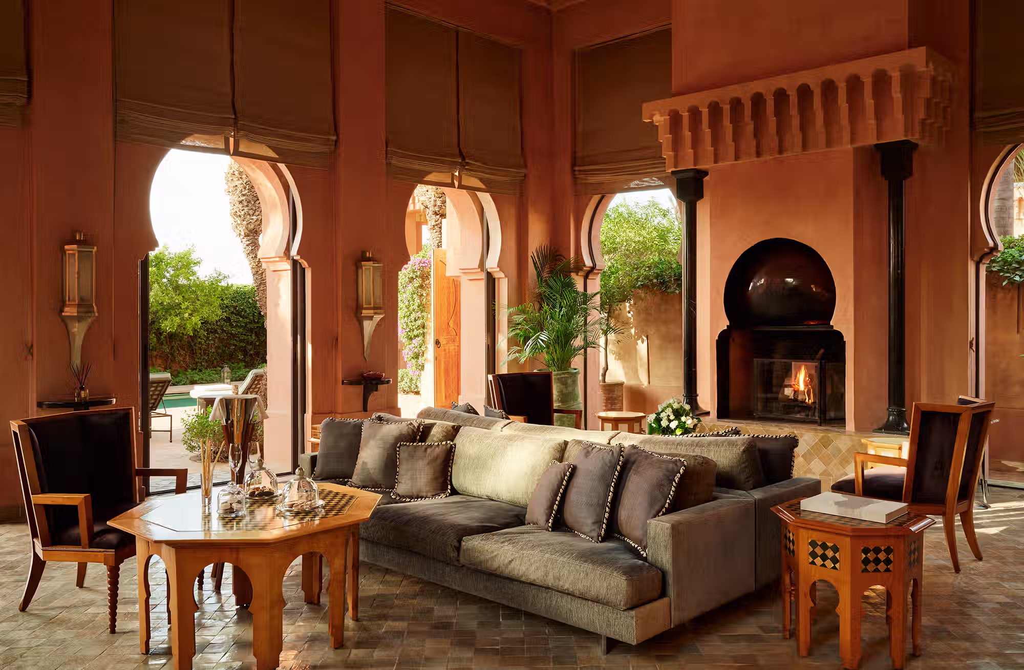 Pavilions e Villas reinterpretano l’architettura marocchina attraverso grandi spazi, cortili appartati, giardini e piscine private. — immagine 2