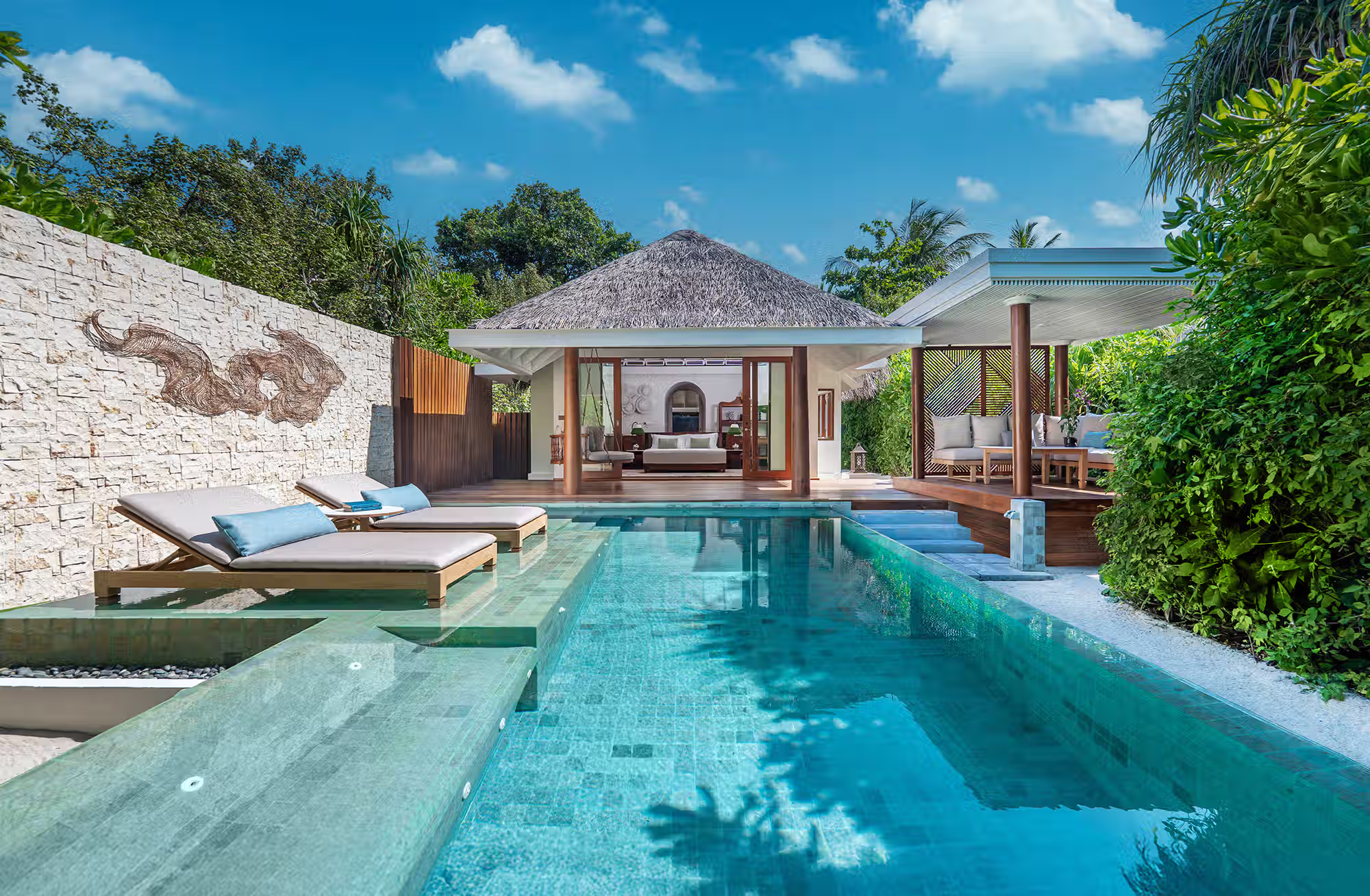 80 ville e residence tra spiaggia e laguna, tutte con piscina a sfioro e soluzioni fino a quattro camere da letto. — immagine 1