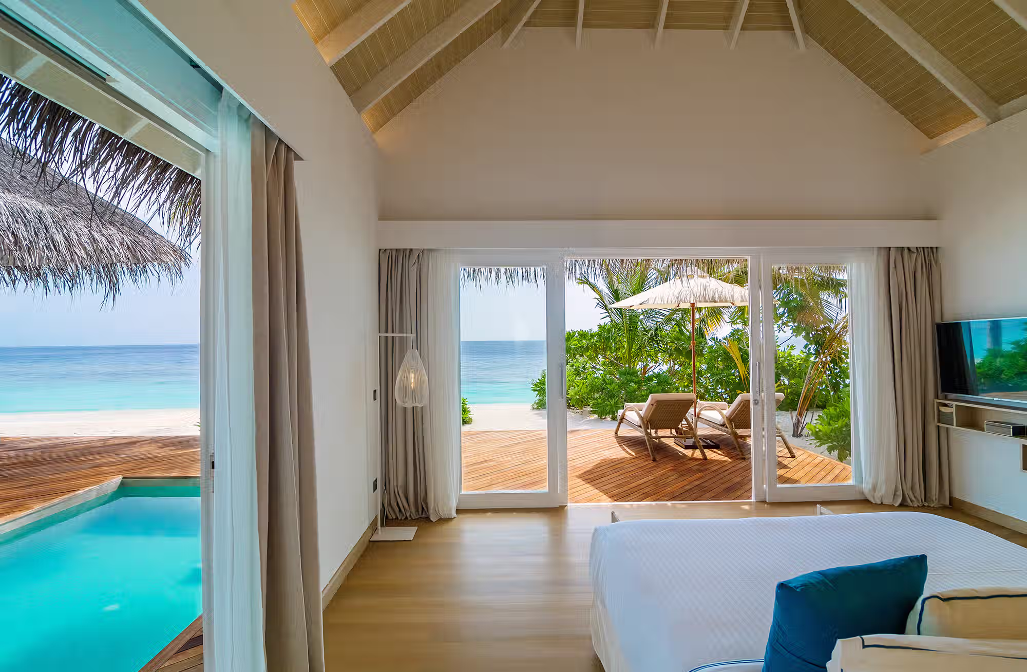 Ville eleganti dove design italiano, natura e privacy si incontrano tra spiaggia e oceano. — immagine 1