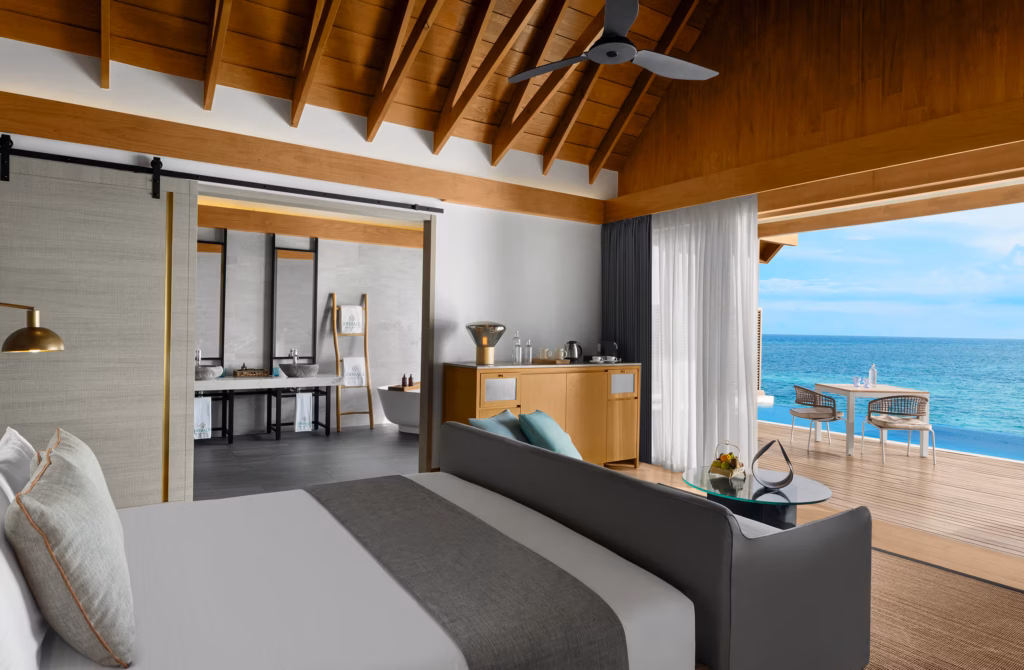 Architetture leggere, materiali naturali e spazi pensati per vivere le Maldive in totale privacy.