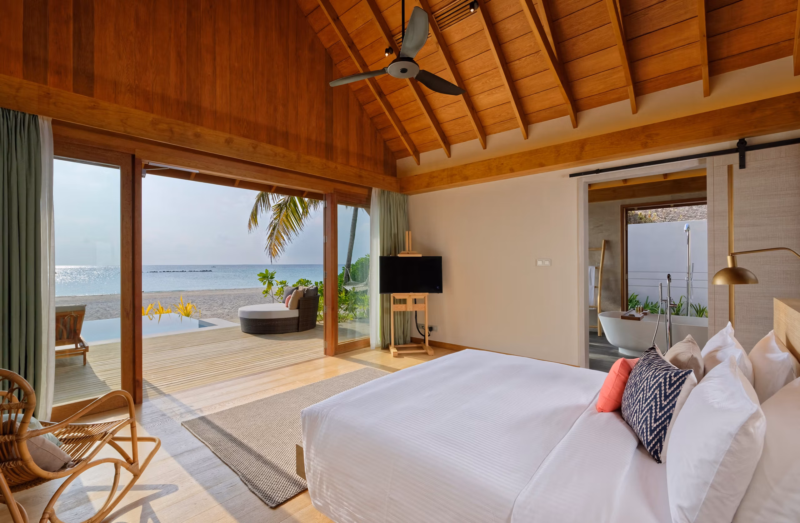 Architetture leggere, materiali naturali e spazi pensati per vivere le Maldive in totale privacy. — immagine 3