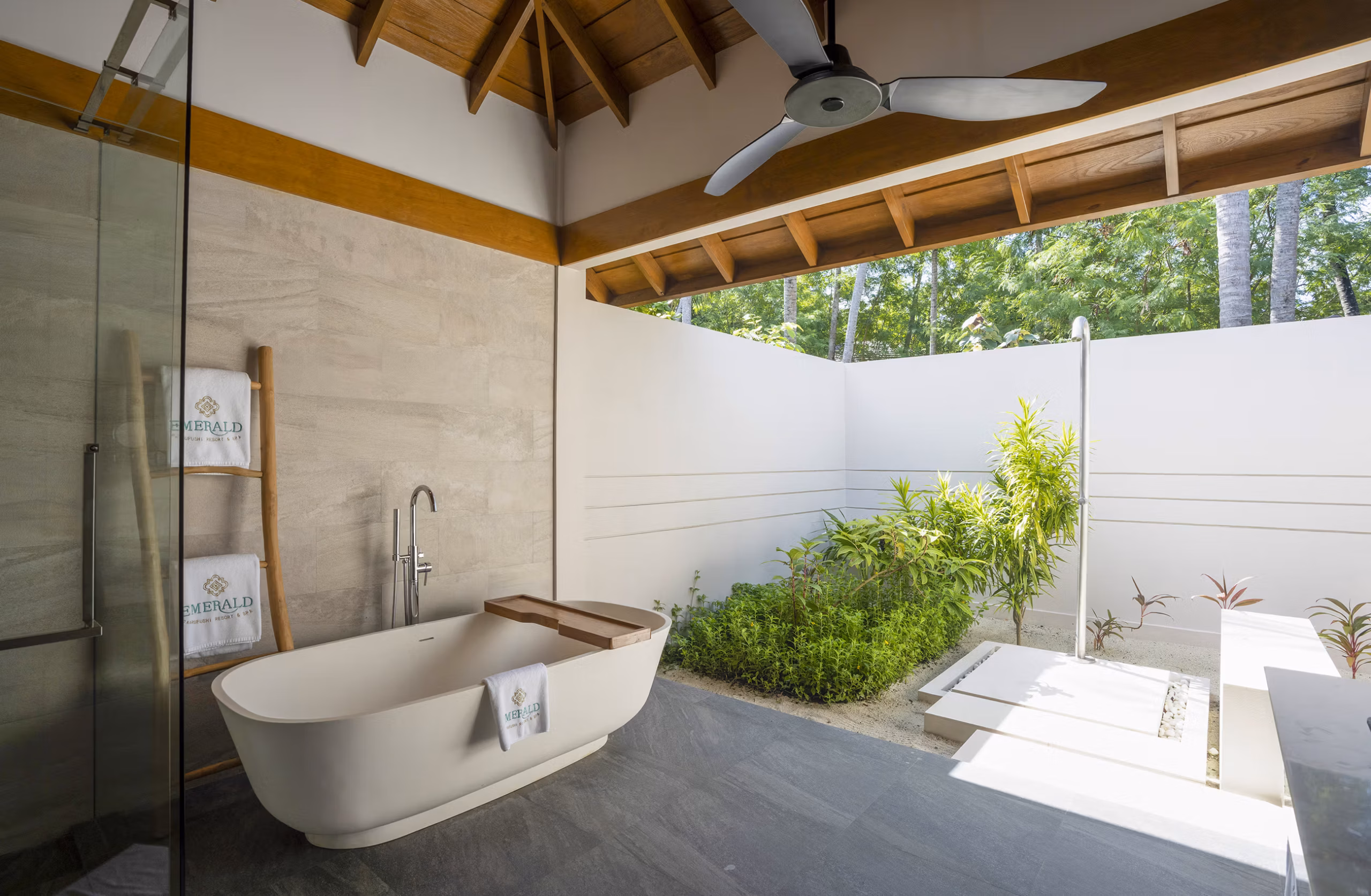 Architetture leggere, materiali naturali e spazi pensati per vivere le Maldive in totale privacy. — immagine 2