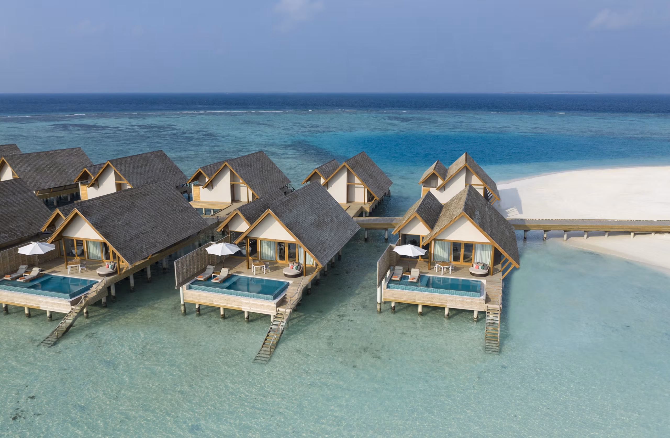 Architetture leggere, materiali naturali e spazi pensati per vivere le Maldive in totale privacy. — immagine 1
