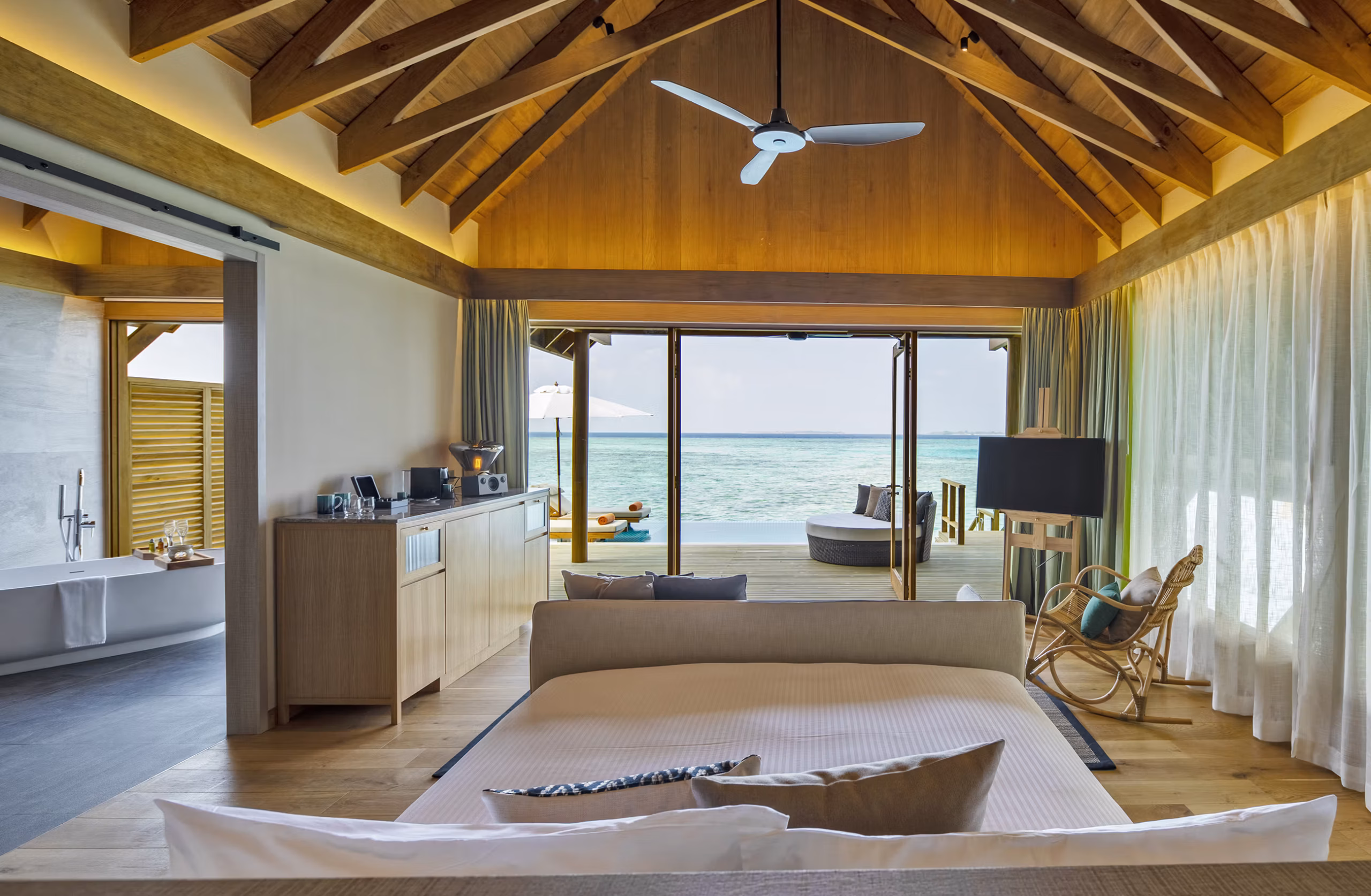 Architetture leggere, materiali naturali e spazi pensati per vivere le Maldive in totale privacy. — immagine 8