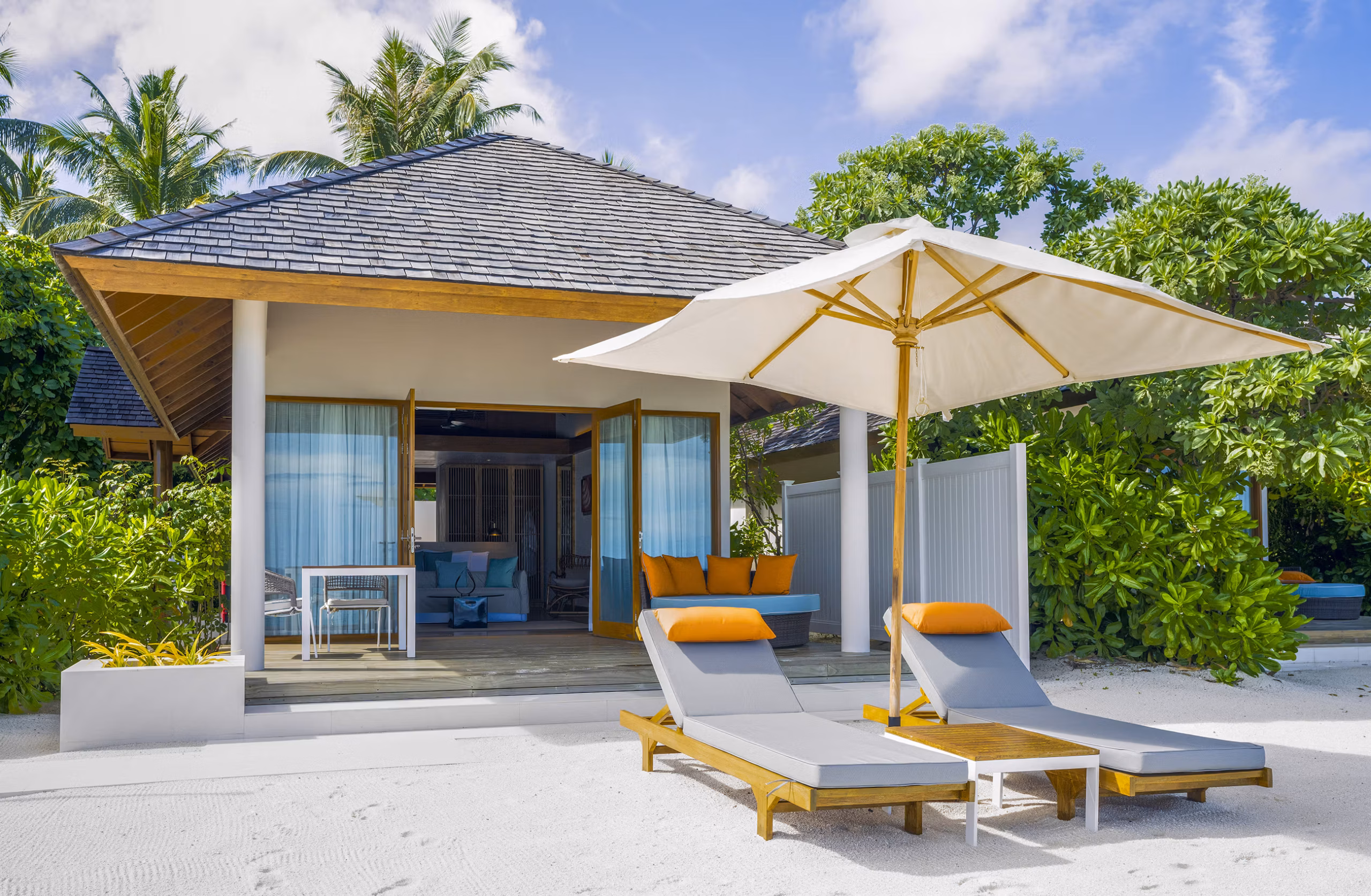 Architetture leggere, materiali naturali e spazi pensati per vivere le Maldive in totale privacy. — immagine 7