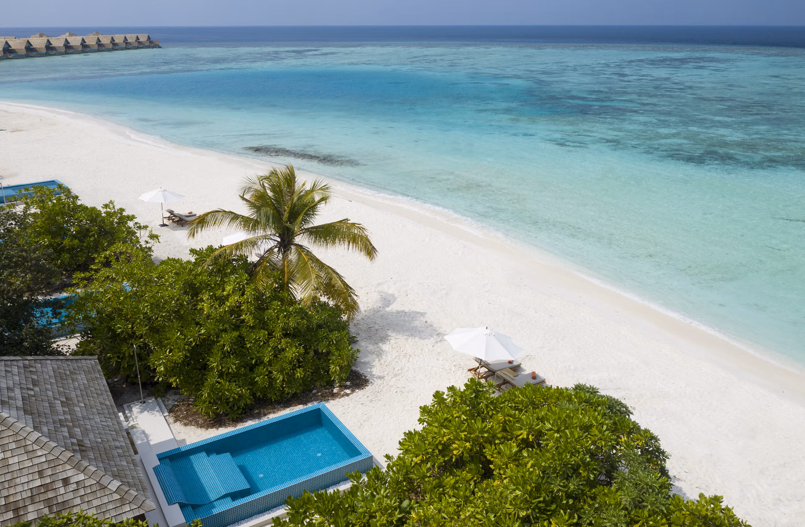 Architetture leggere, materiali naturali e spazi pensati per vivere le Maldive in totale privacy. — immagine 6
