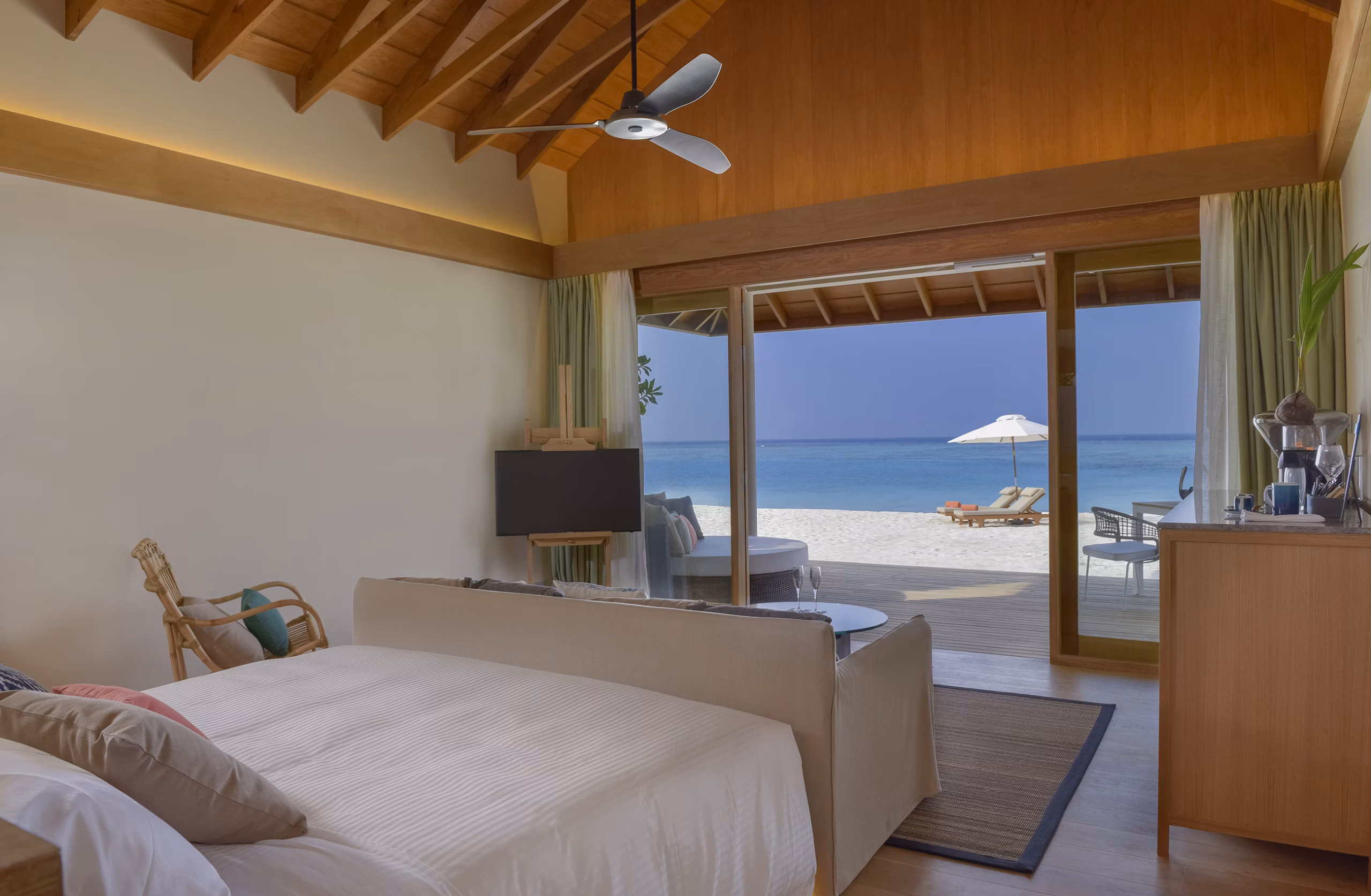 Architetture leggere, materiali naturali e spazi pensati per vivere le Maldive in totale privacy. — immagine 5