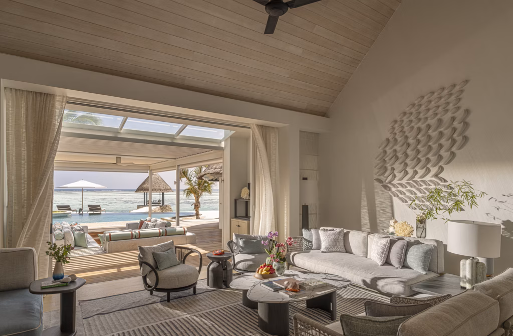 Spazi raffinati tra giardini tropicali, spiaggia e laguna, progettati per garantire comfort e privacy.