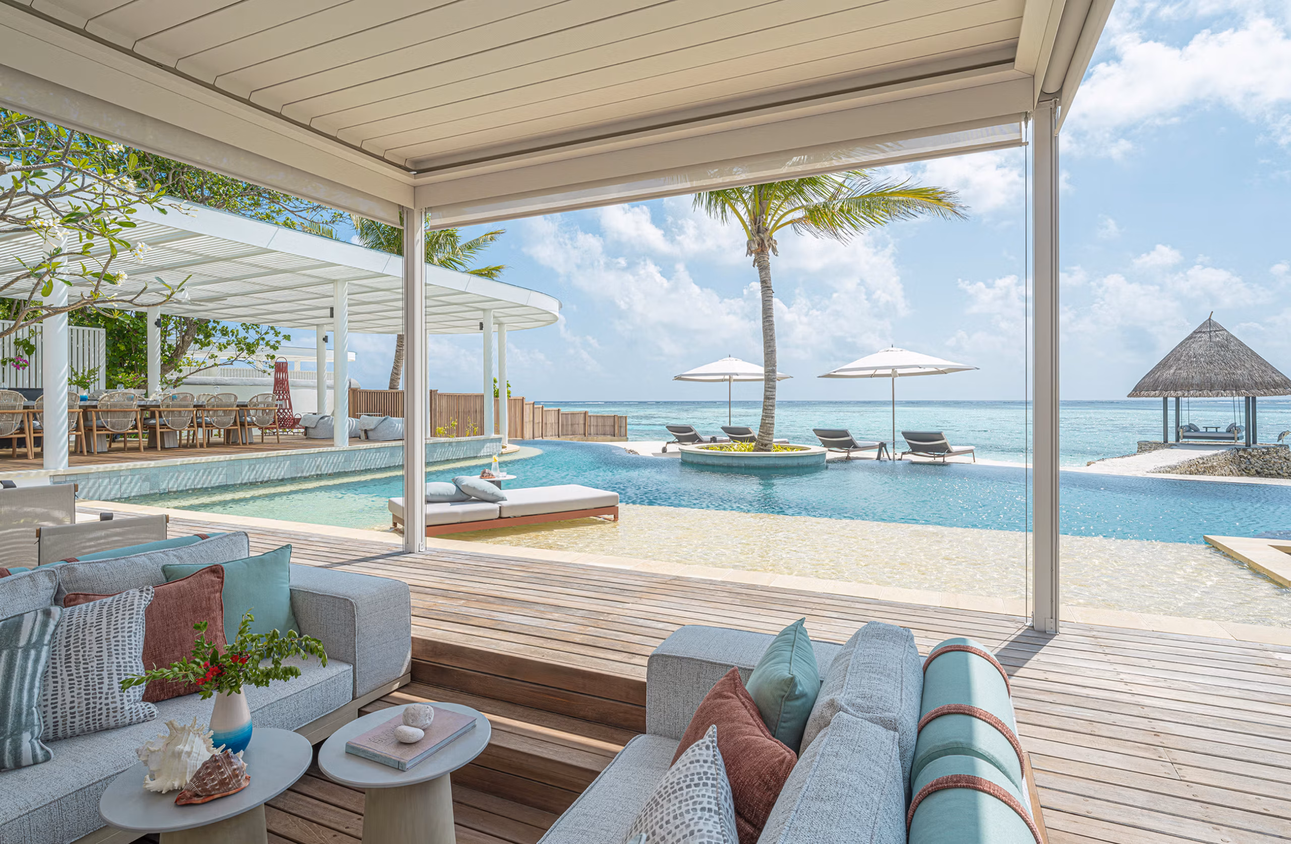 Spazi raffinati tra giardini tropicali, spiaggia e laguna, progettati per garantire comfort e privacy. — immagine 2