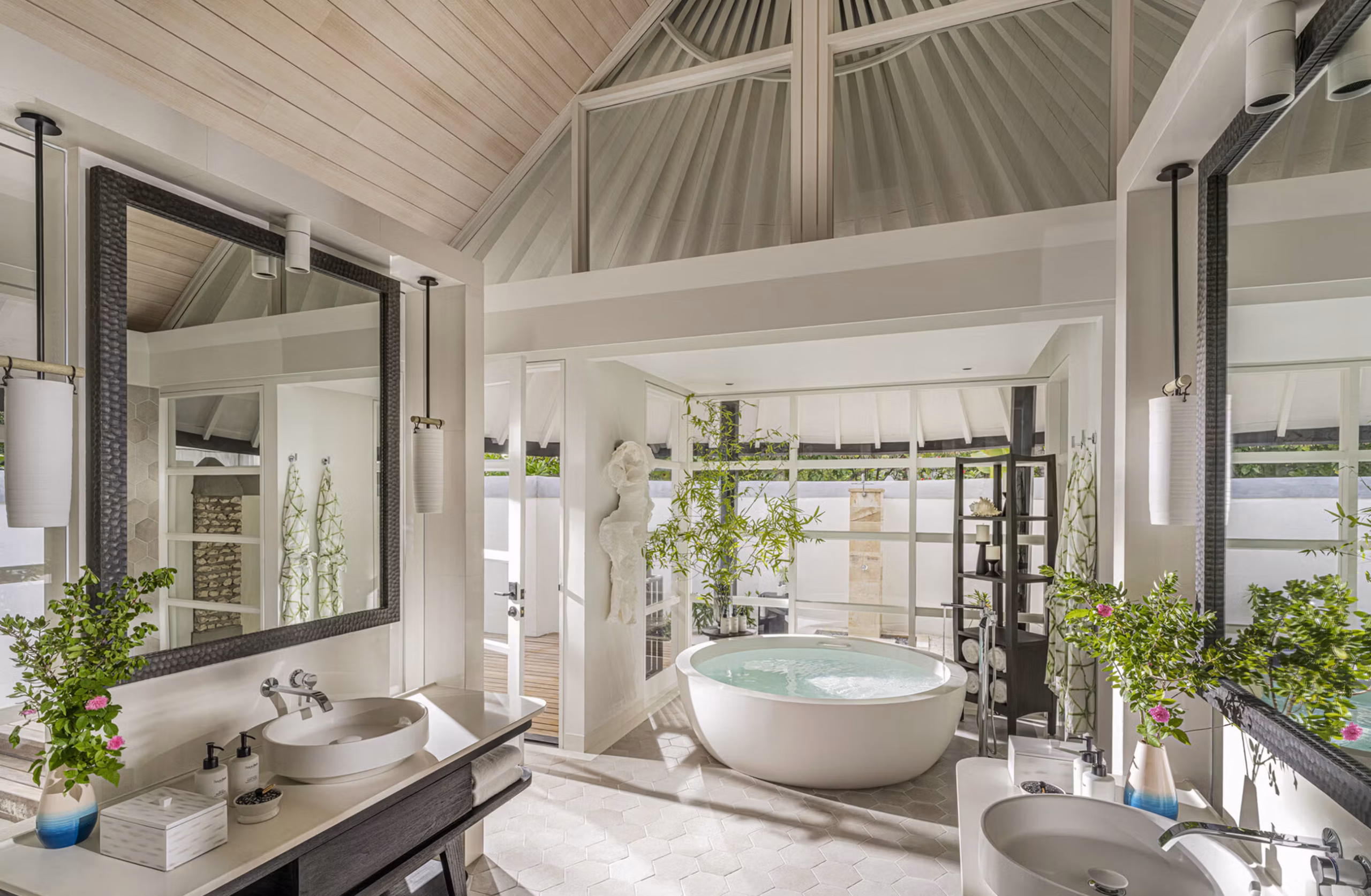 Spazi raffinati tra giardini tropicali, spiaggia e laguna, progettati per garantire comfort e privacy. — immagine 1