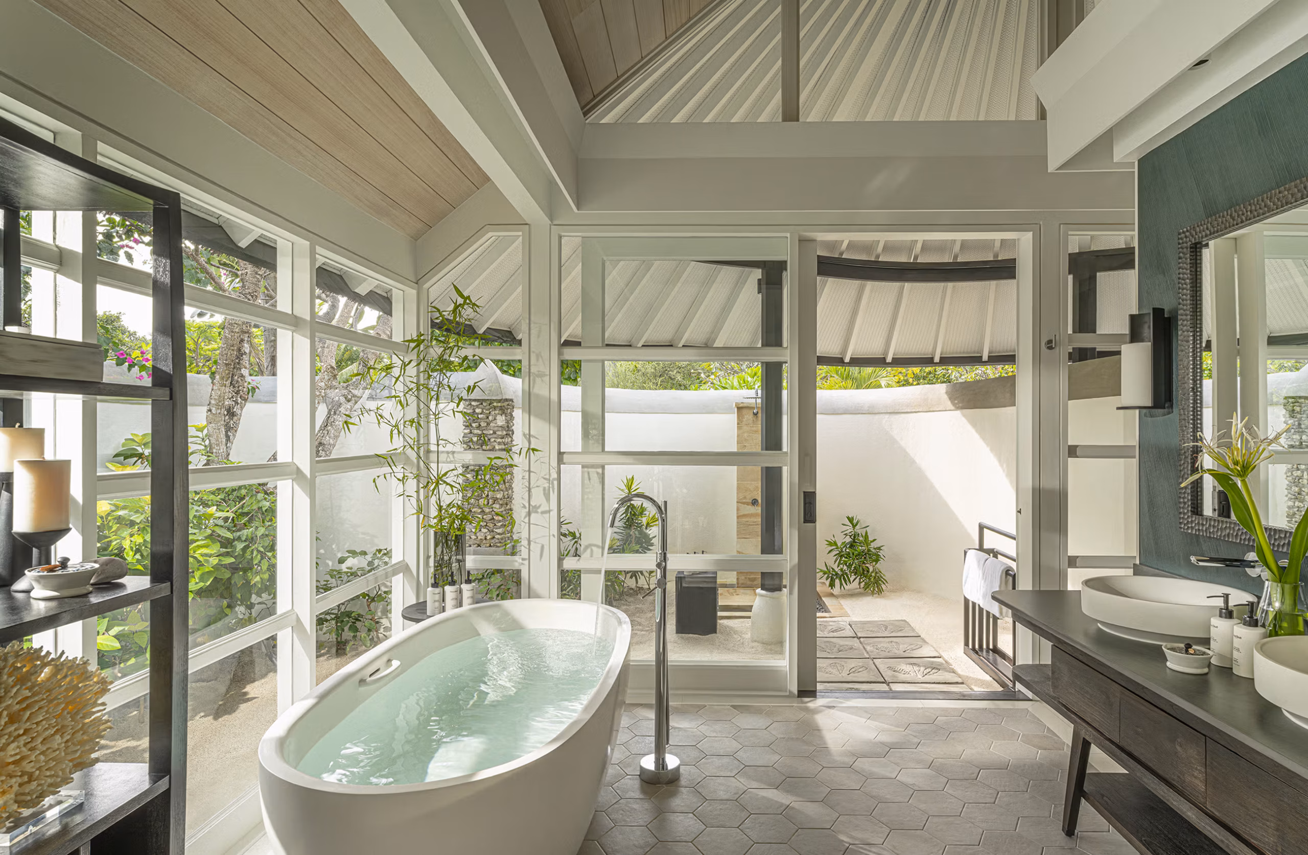 Spazi raffinati tra giardini tropicali, spiaggia e laguna, progettati per garantire comfort e privacy. — immagine 8