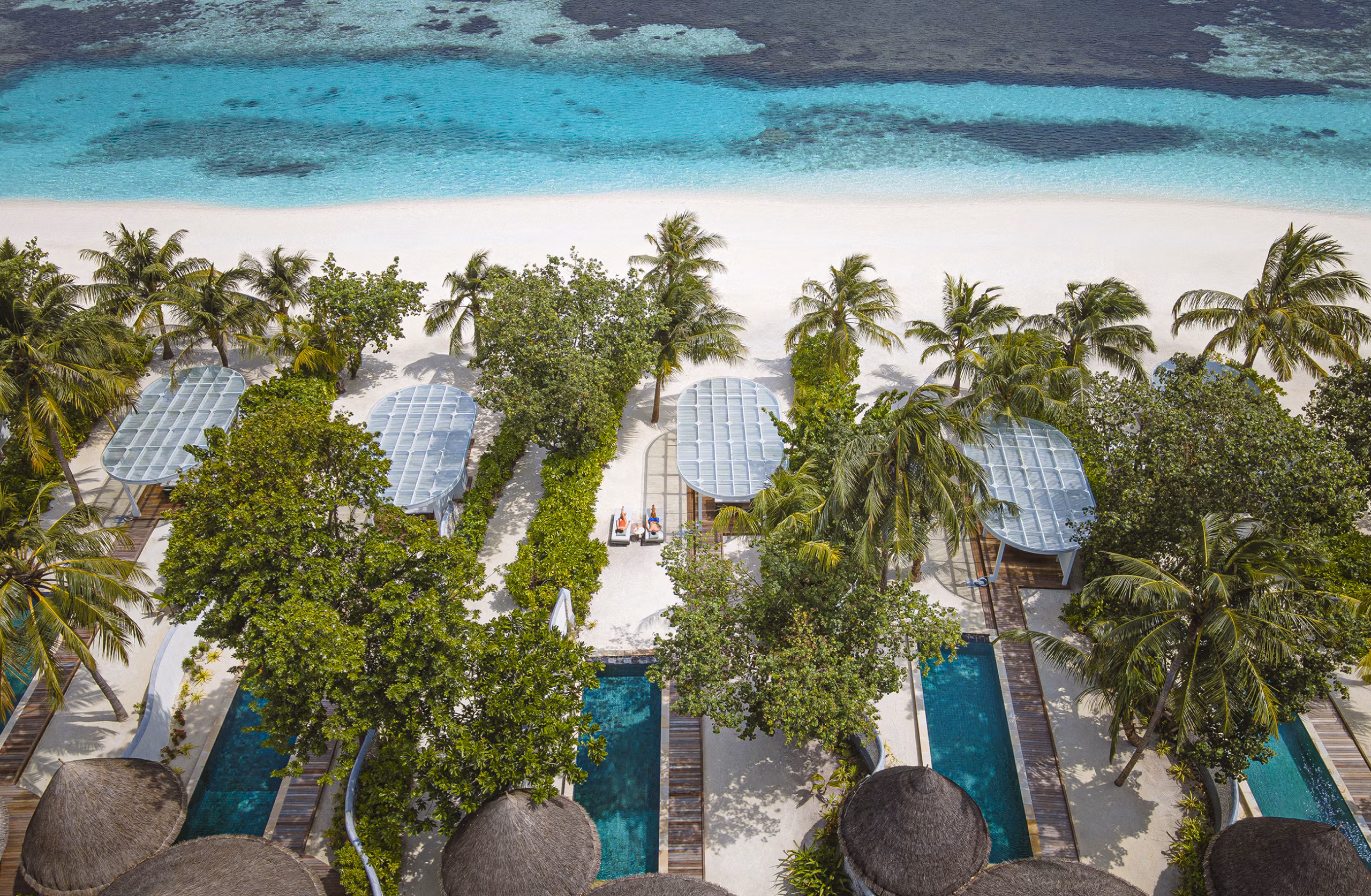 Spazi raffinati tra giardini tropicali, spiaggia e laguna, progettati per garantire comfort e privacy. — immagine 7