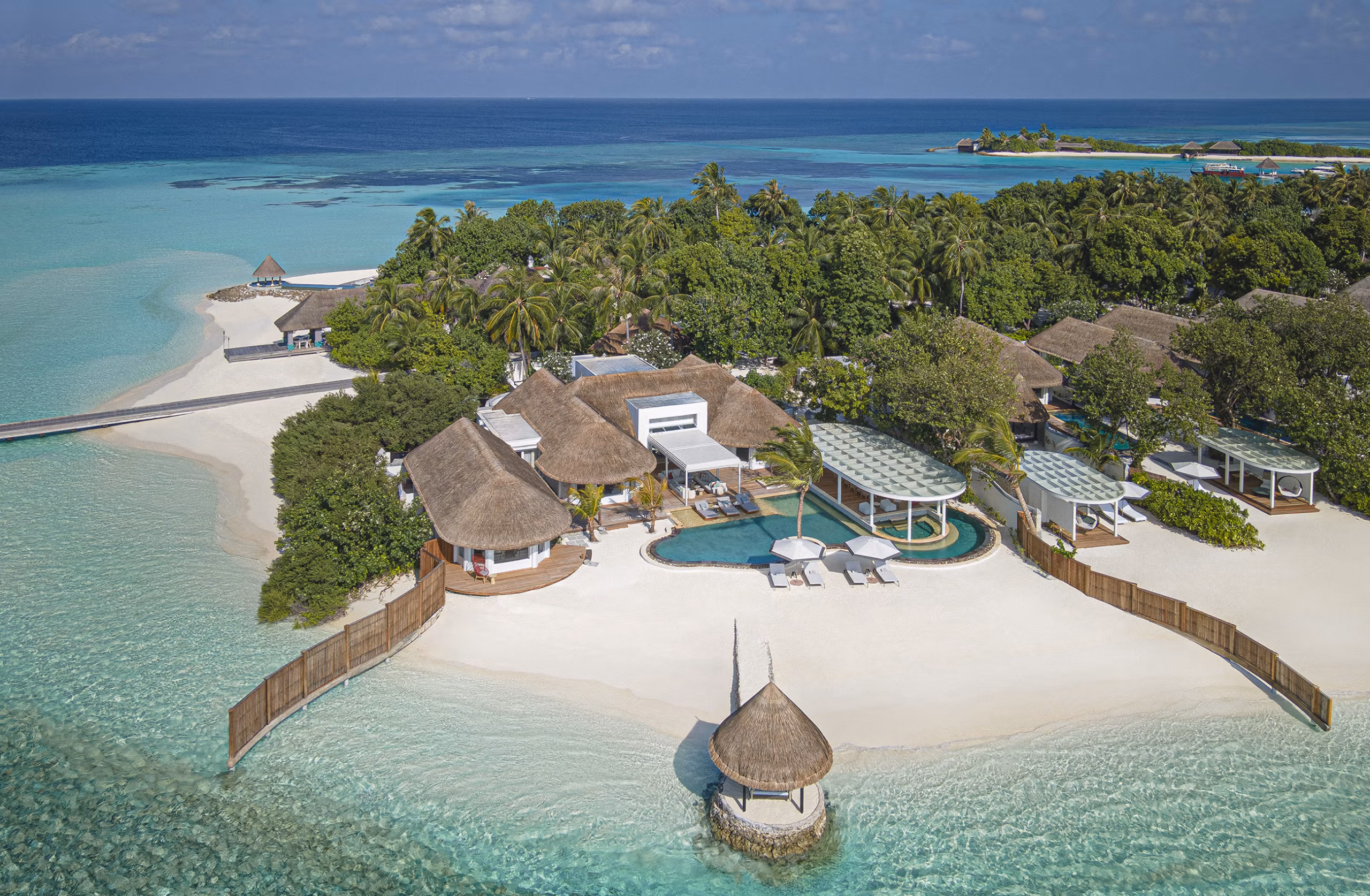 Spazi raffinati tra giardini tropicali, spiaggia e laguna, progettati per garantire comfort e privacy. — immagine 6