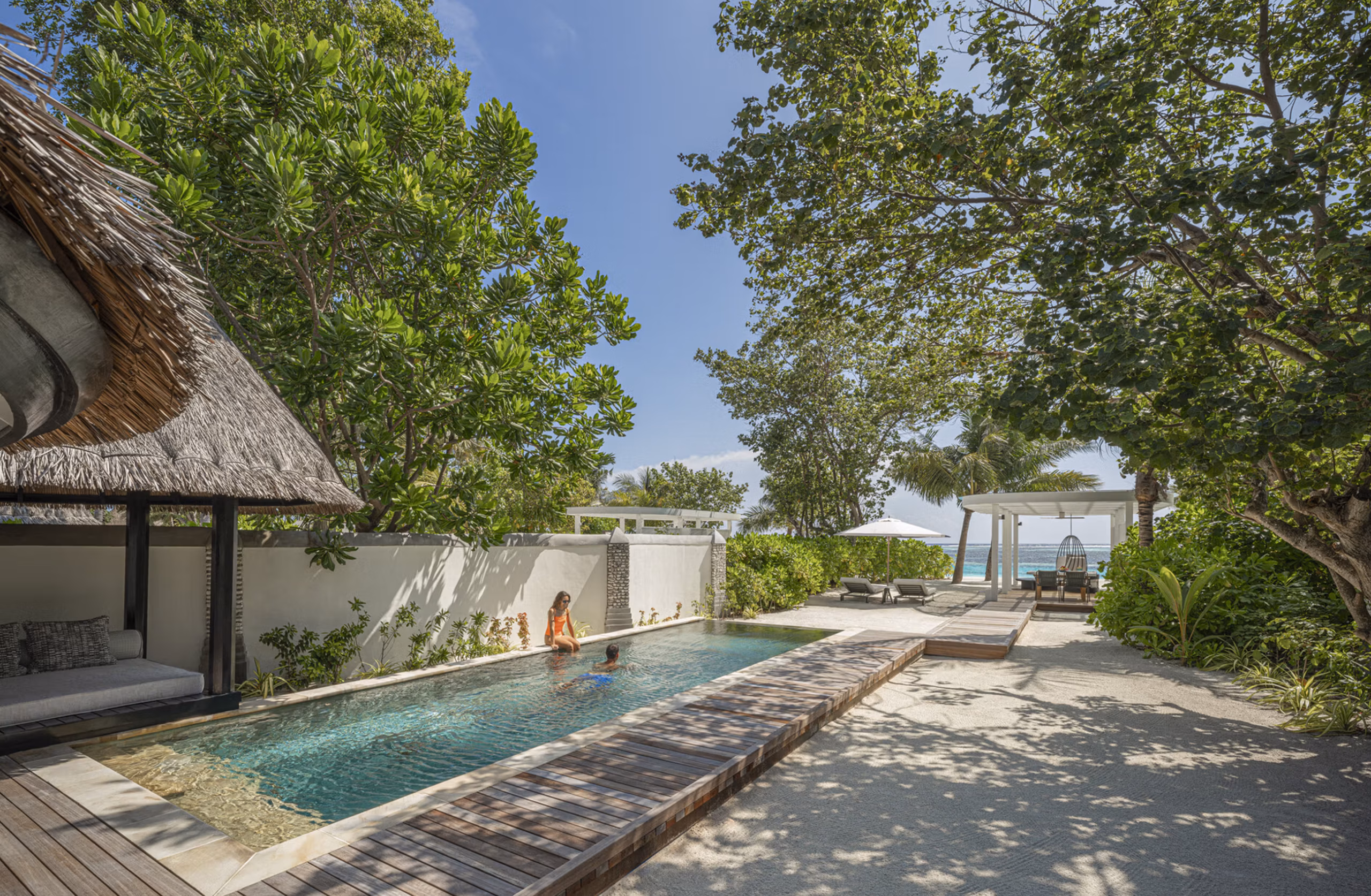 Spazi raffinati tra giardini tropicali, spiaggia e laguna, progettati per garantire comfort e privacy. — immagine 5