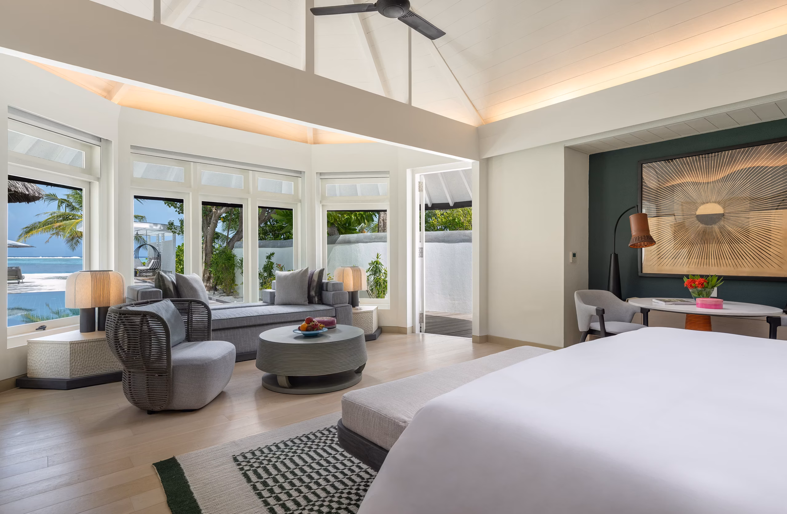 Spazi raffinati tra giardini tropicali, spiaggia e laguna, progettati per garantire comfort e privacy. — immagine 4