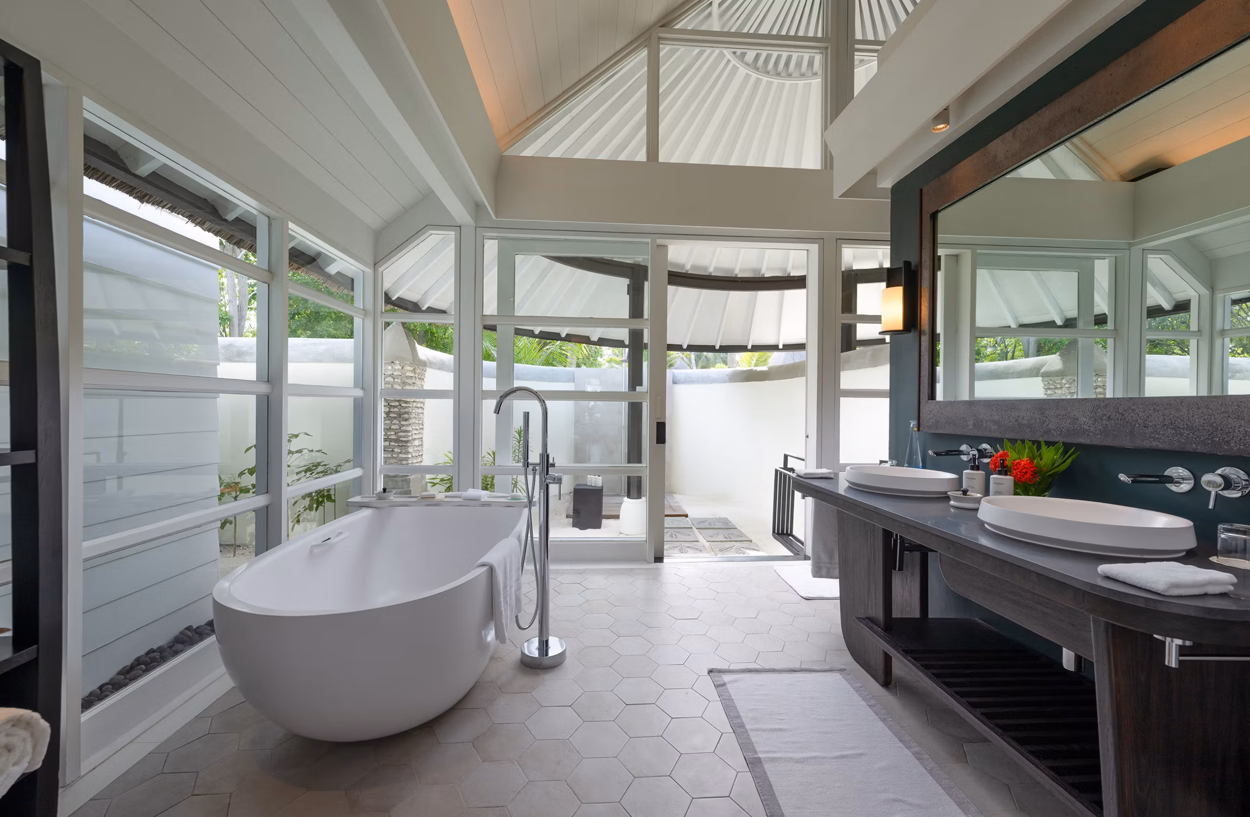 Spazi raffinati tra giardini tropicali, spiaggia e laguna, progettati per garantire comfort e privacy. — immagine 3
