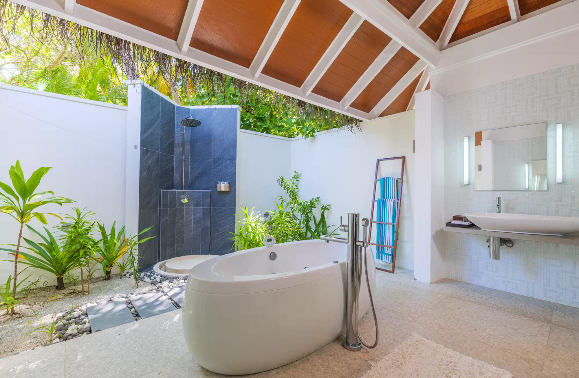 Poche ville, tanto spazio e un'accoglienza intima tra spiaggia, giardino tropicale e laguna. — immagine 3