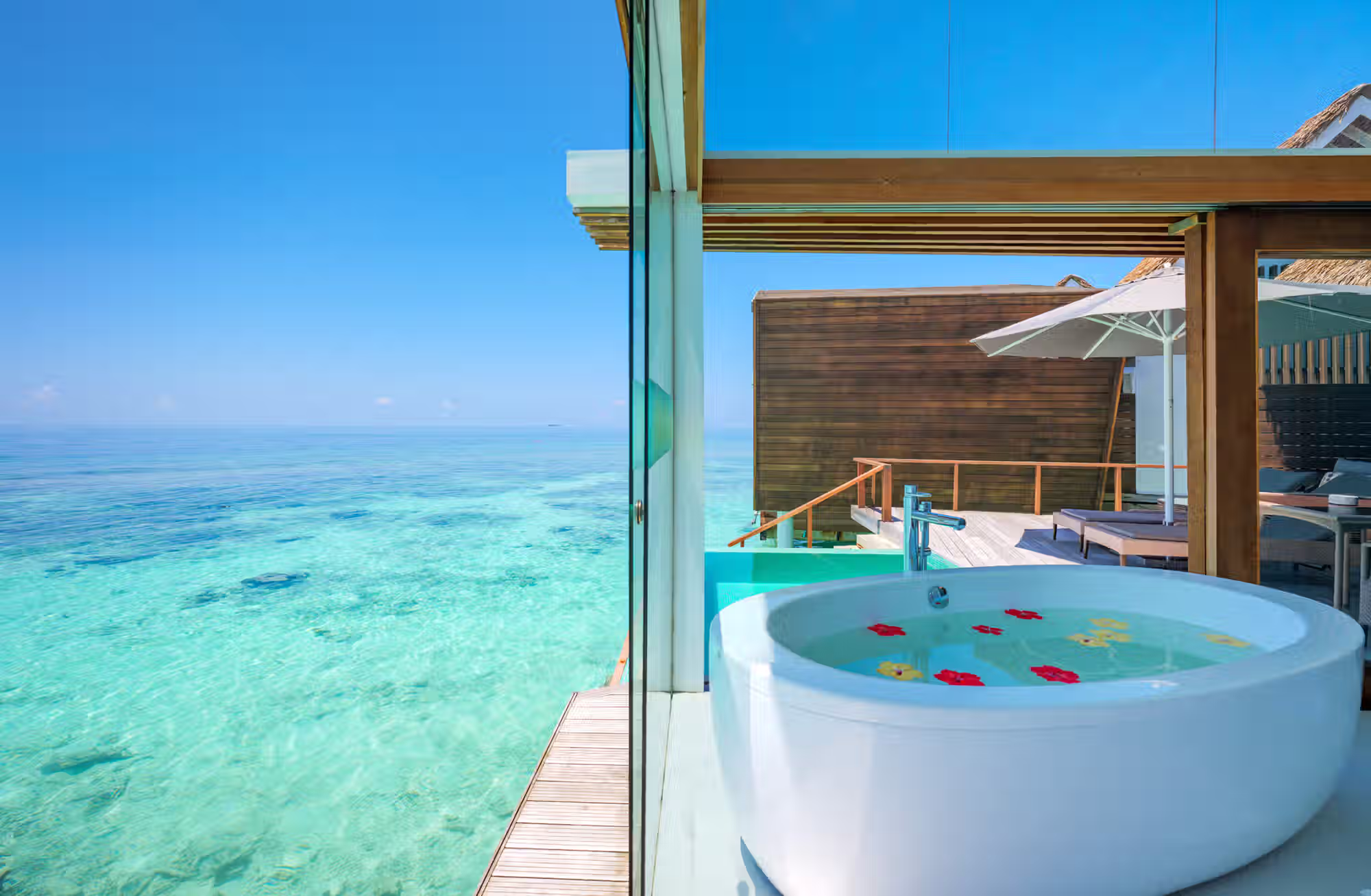Poche ville, tanto spazio e un'accoglienza intima tra spiaggia, giardino tropicale e laguna. — immagine 16