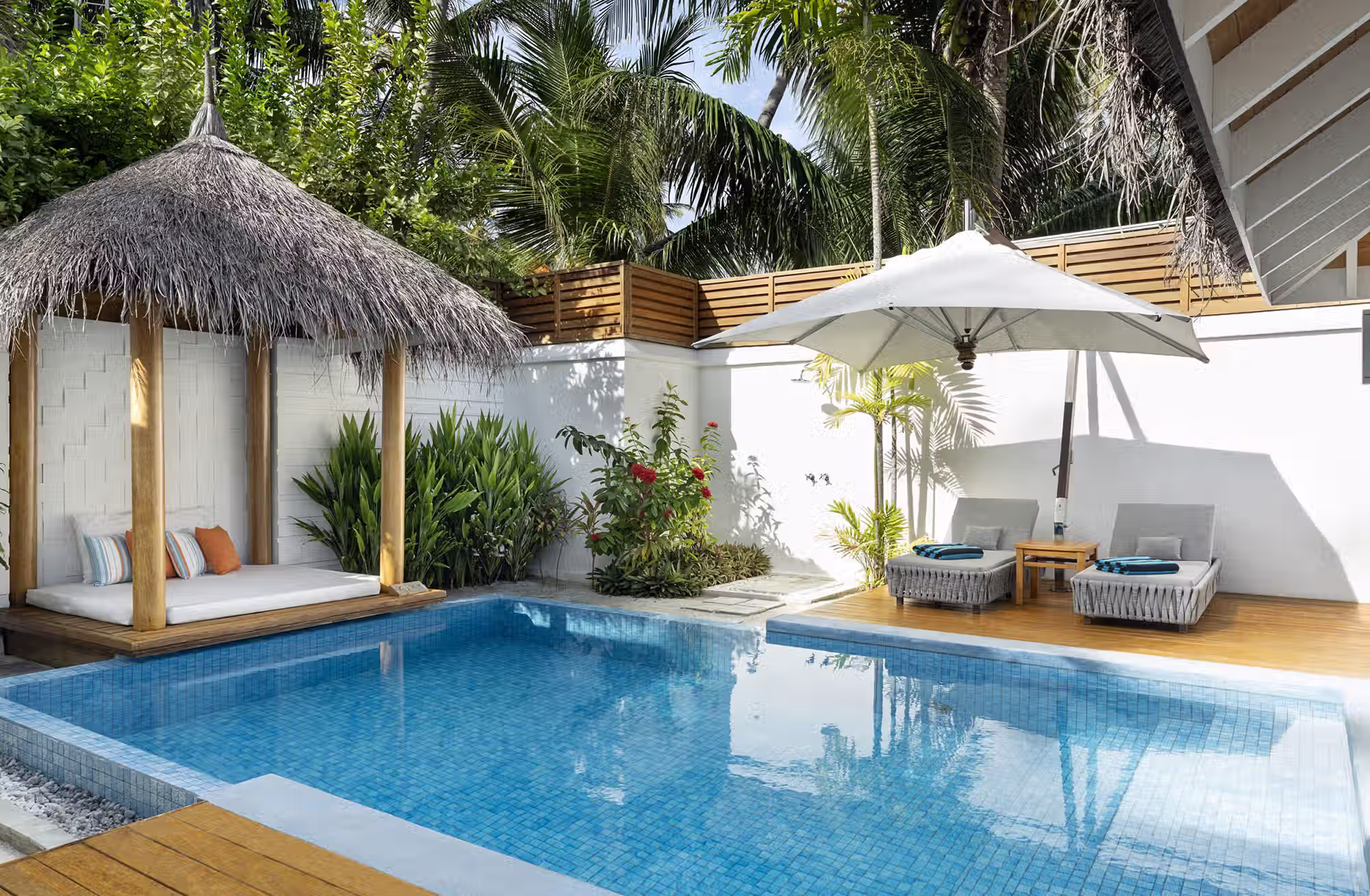 Spazi luminosi, materiali naturali e viste aperte sul mare per vivere l’isola con libertà e riservatezza. — immagine 3