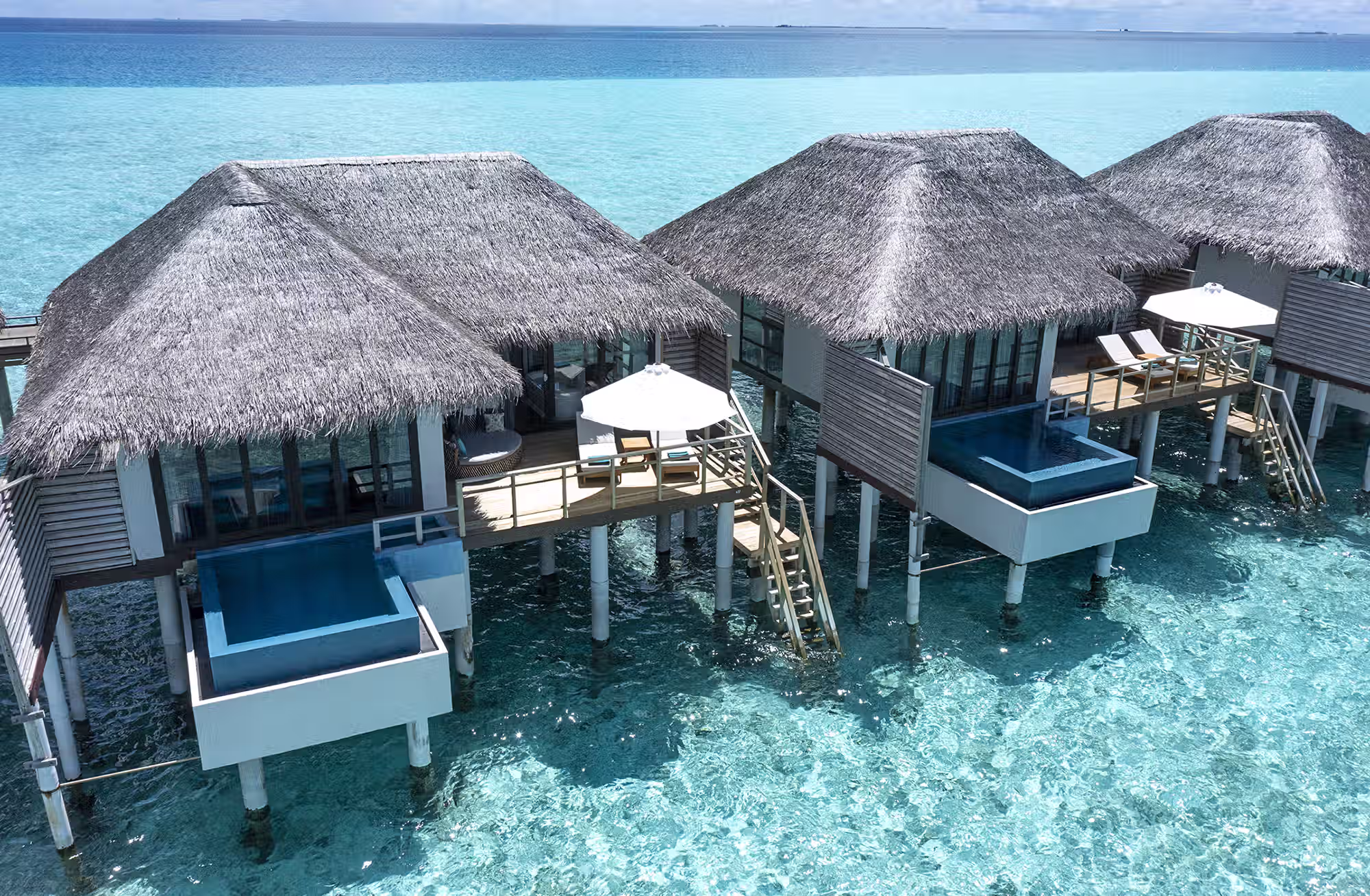 Spazi luminosi, materiali naturali e viste aperte sul mare per vivere l’isola con libertà e riservatezza. — immagine 1