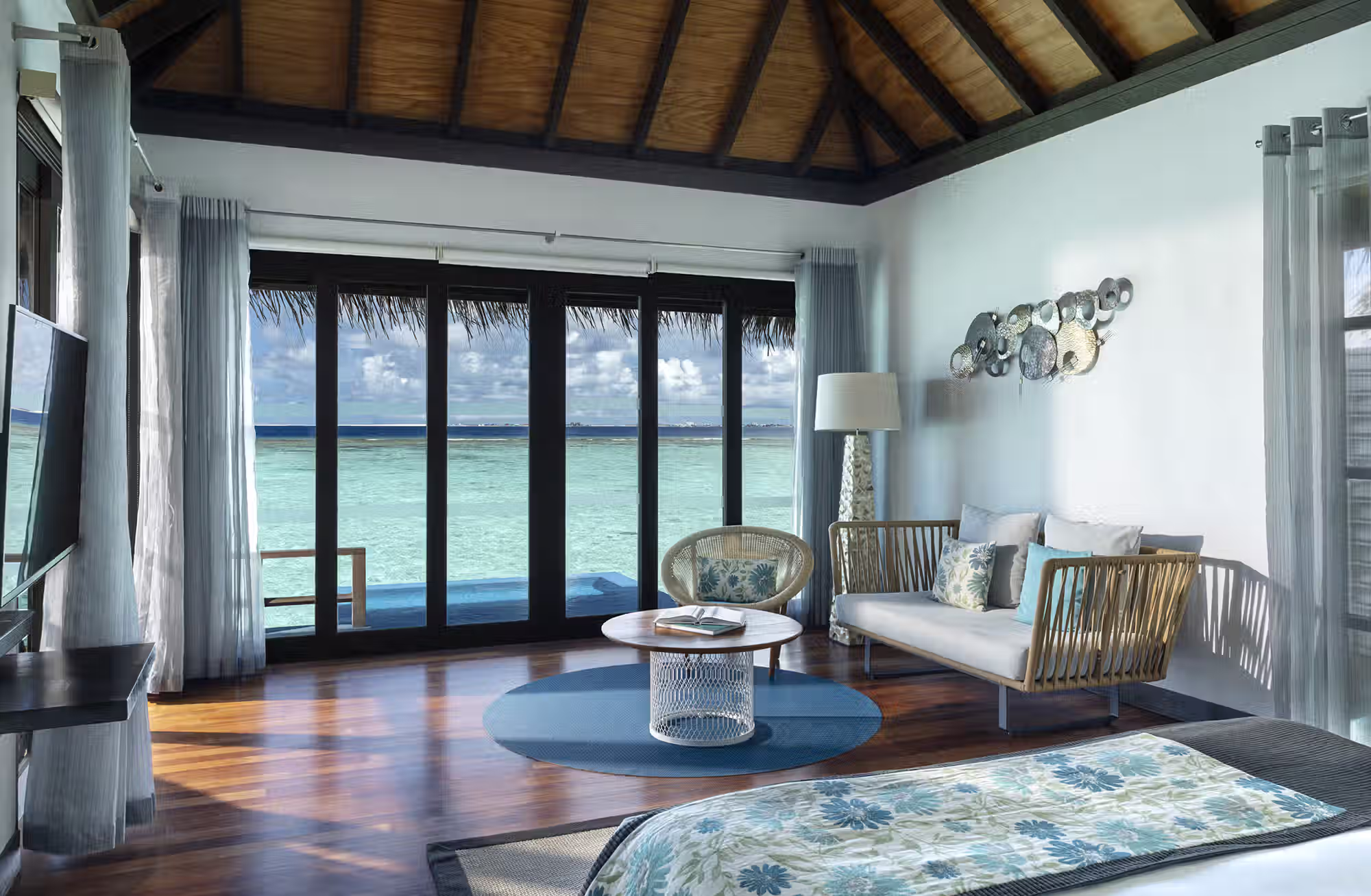 Spazi luminosi, materiali naturali e viste aperte sul mare per vivere l’isola con libertà e riservatezza. — immagine 13