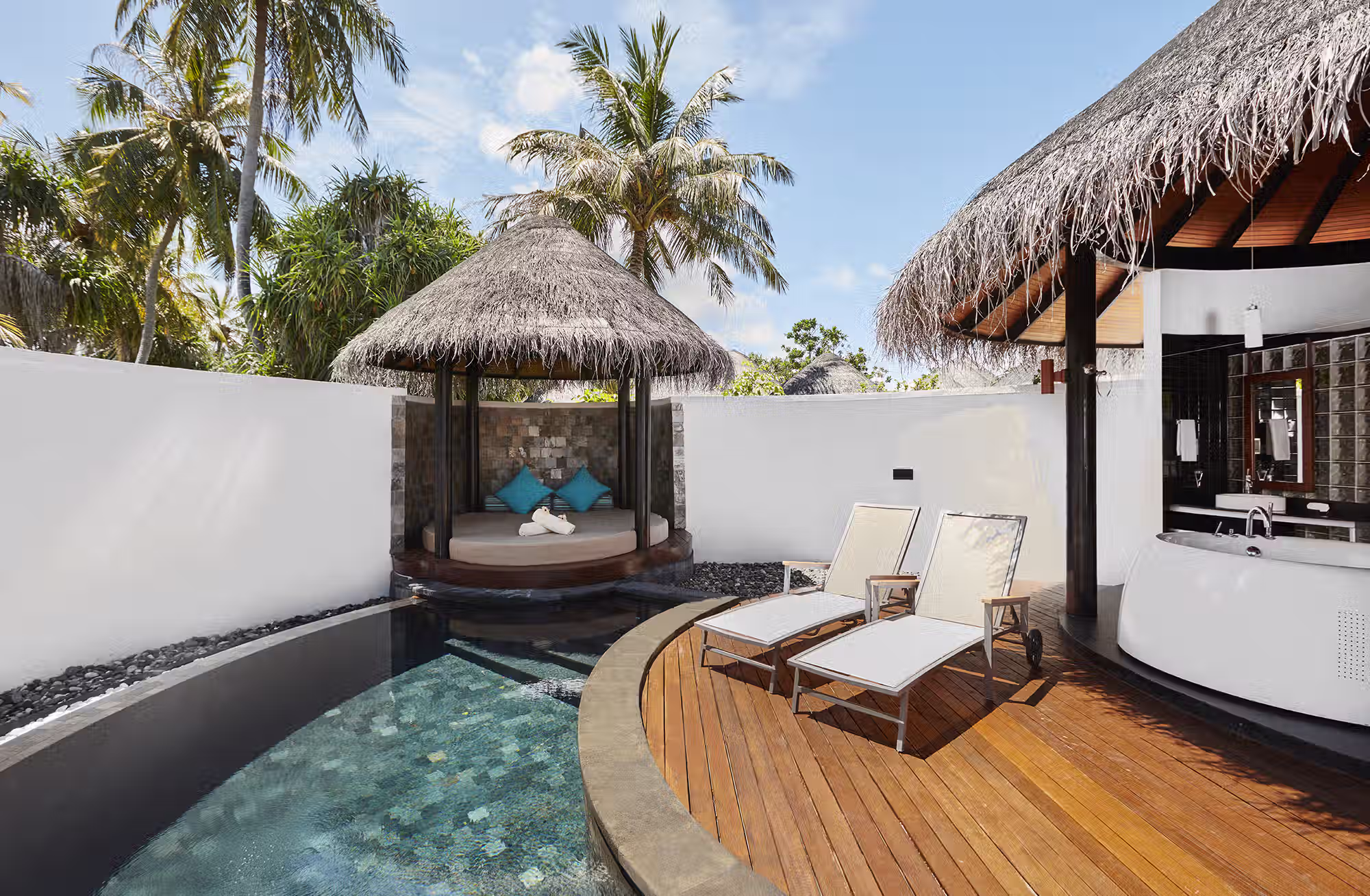 Dalla privacy di un giardino tropicale alla libertà di vivere direttamente sulla laguna. — immagine 9