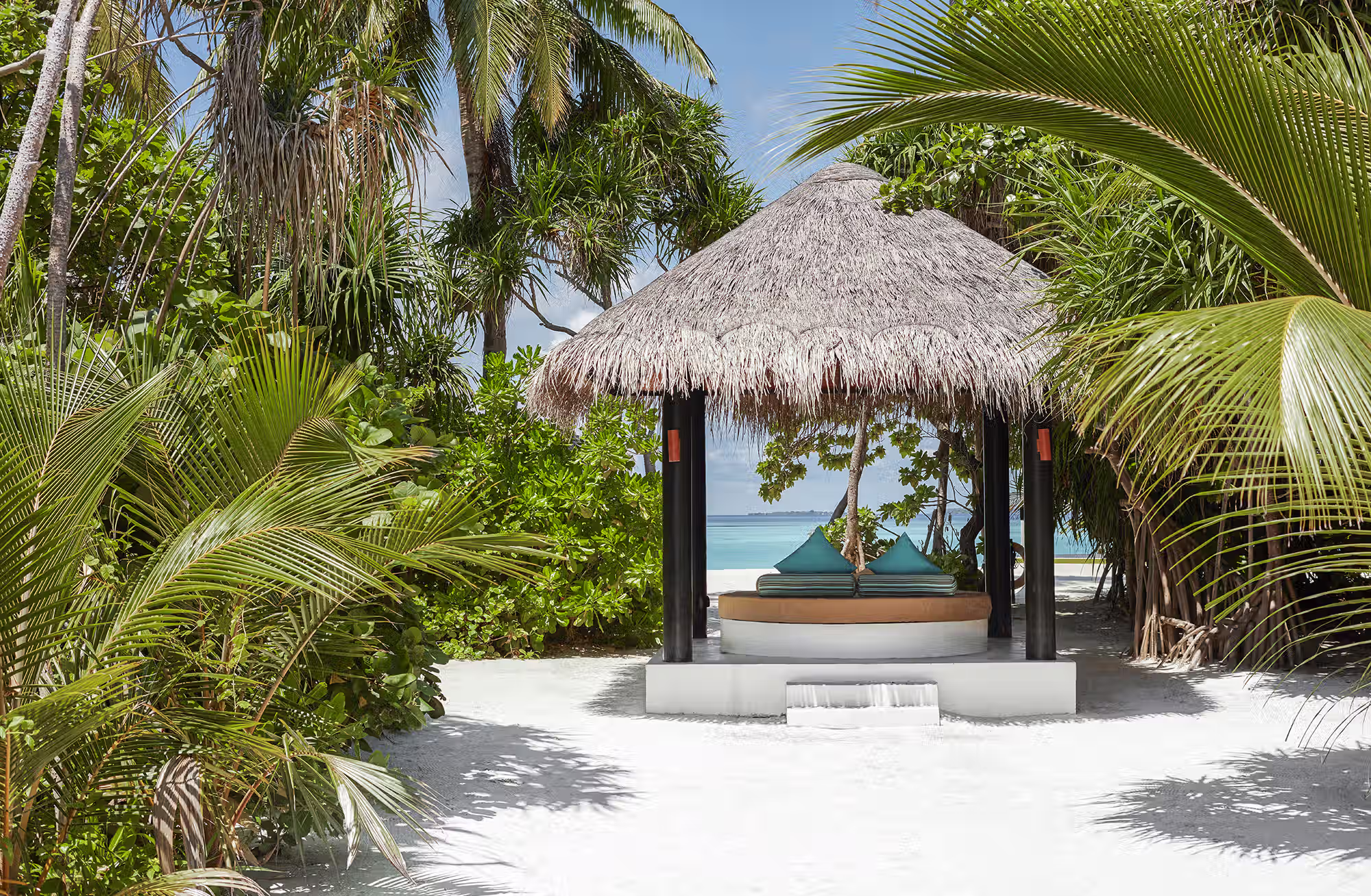 Dalla privacy di un giardino tropicale alla libertà di vivere direttamente sulla laguna. — immagine 10