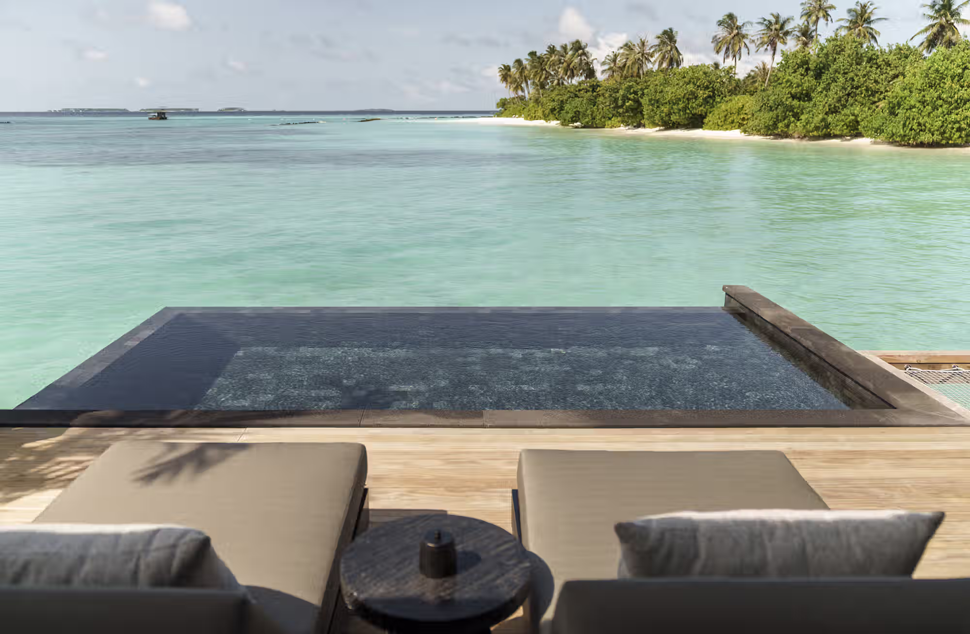 Dalla privacy di un giardino tropicale alla libertà di vivere direttamente sulla laguna. — immagine 13