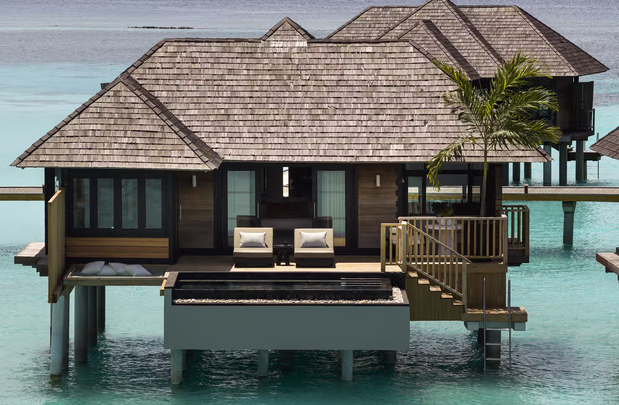 Dalla privacy di un giardino tropicale alla libertà di vivere direttamente sulla laguna. — immagine 14