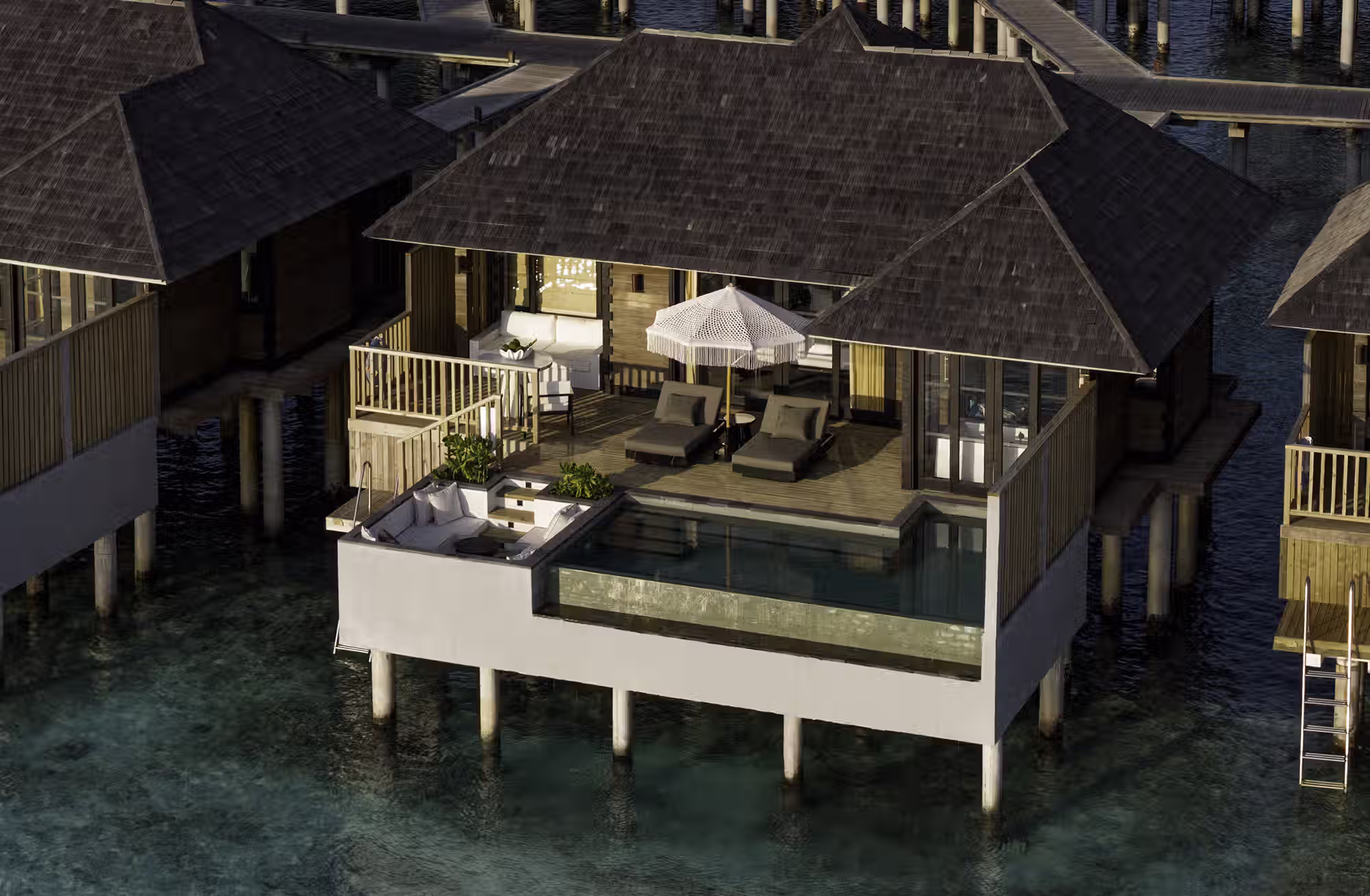 Dalla privacy di un giardino tropicale alla libertà di vivere direttamente sulla laguna. — immagine 19