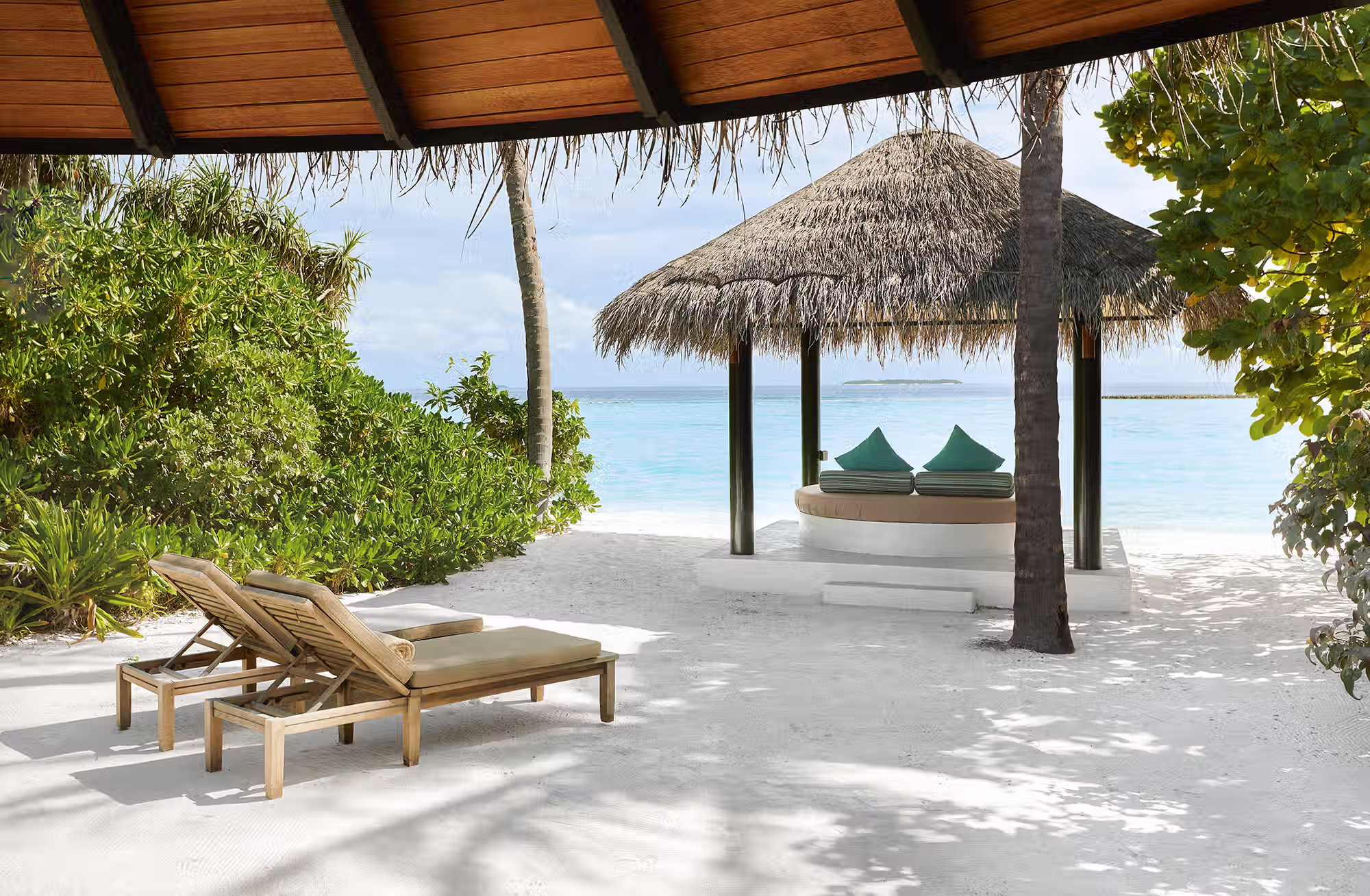 Dalla privacy di un giardino tropicale alla libertà di vivere direttamente sulla laguna. — immagine 1