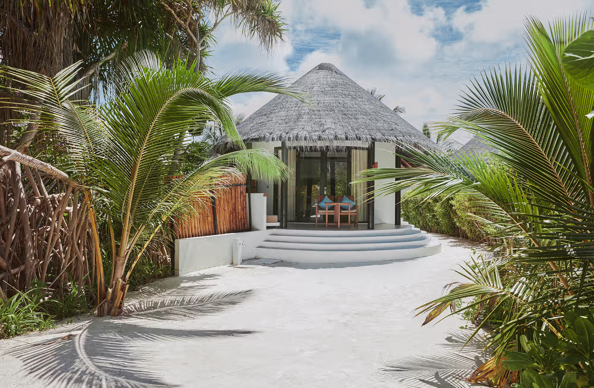 Dalla privacy di un giardino tropicale alla libertà di vivere direttamente sulla laguna. — immagine 2