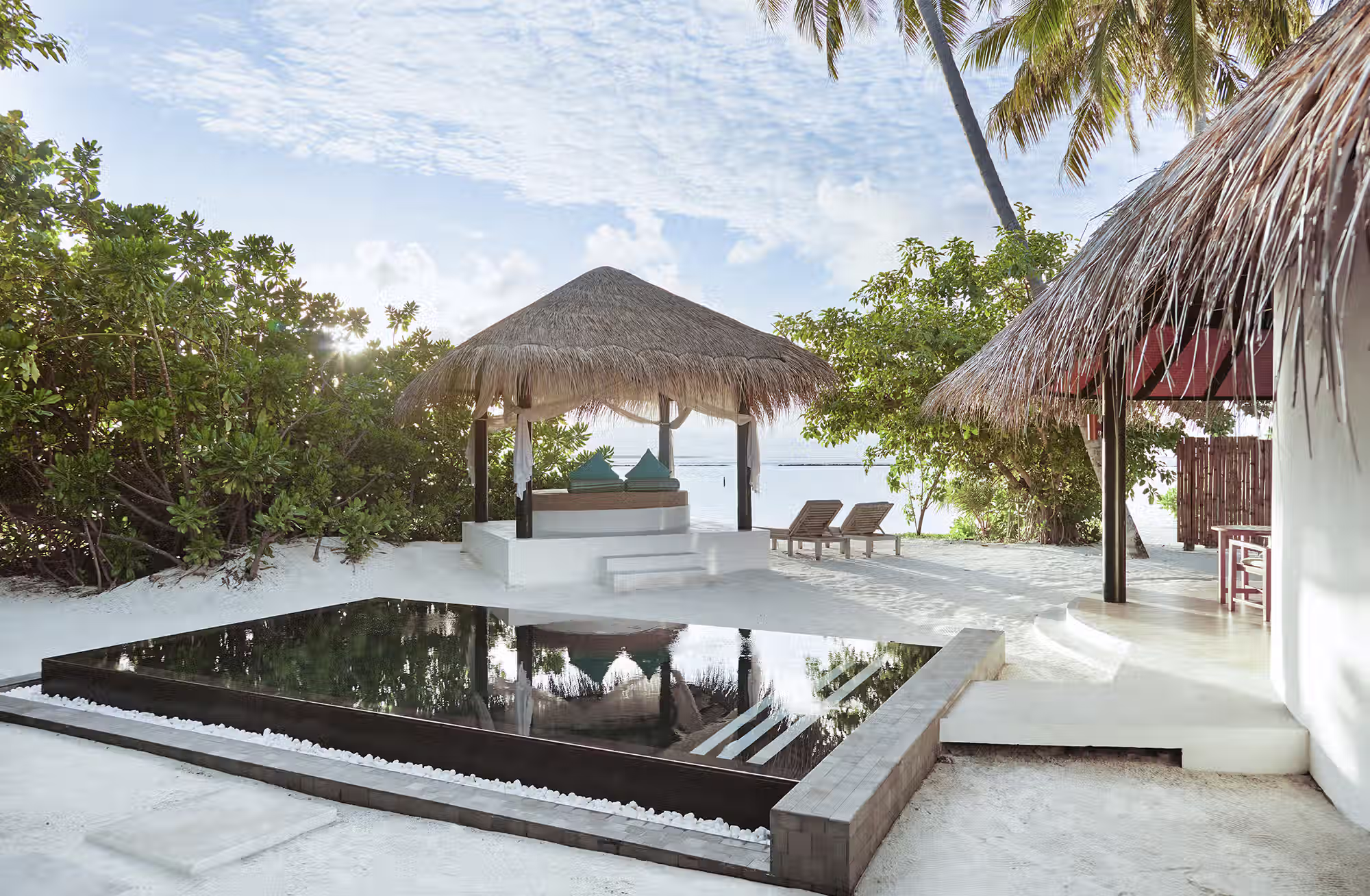 Dalla privacy di un giardino tropicale alla libertà di vivere direttamente sulla laguna. — immagine 6