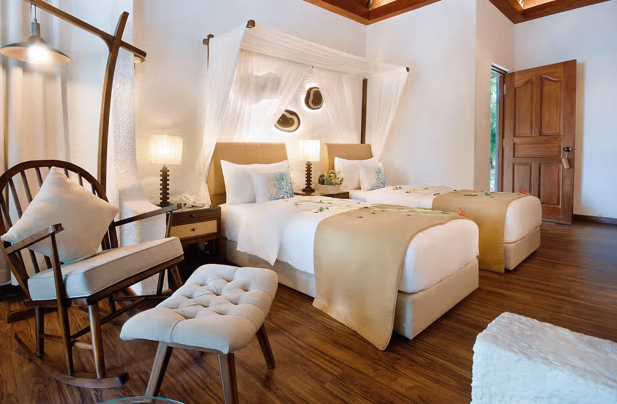 Bungalow tradizionali nascosti tra le palme, con il mare davanti e la natura tutto intorno. — immagine 2