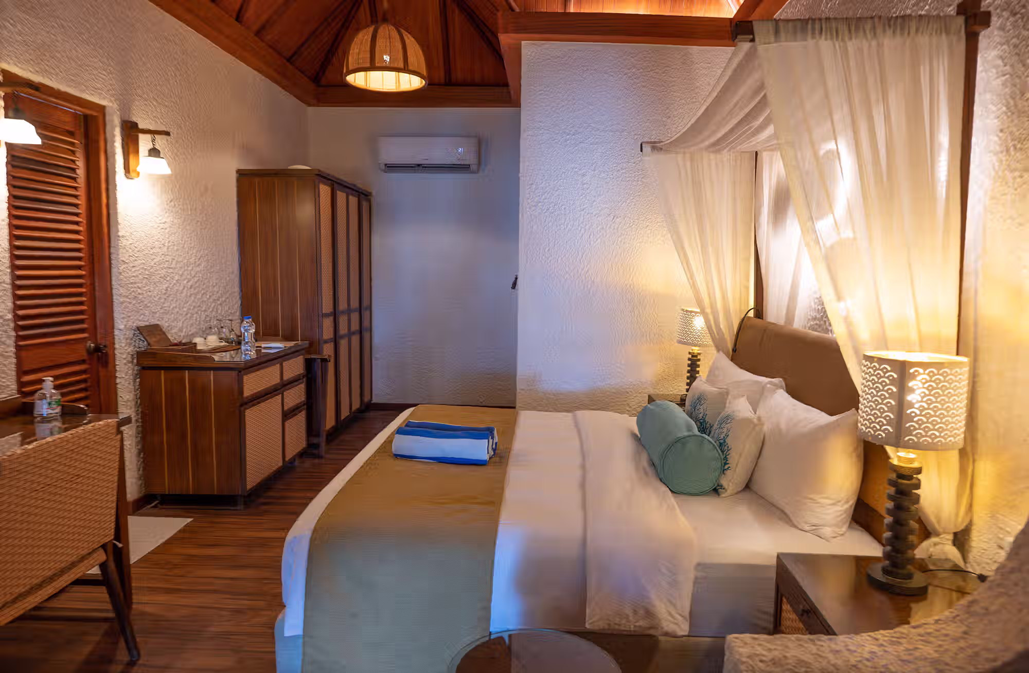 Bungalow tradizionali nascosti tra le palme, con il mare davanti e la natura tutto intorno. — immagine 3