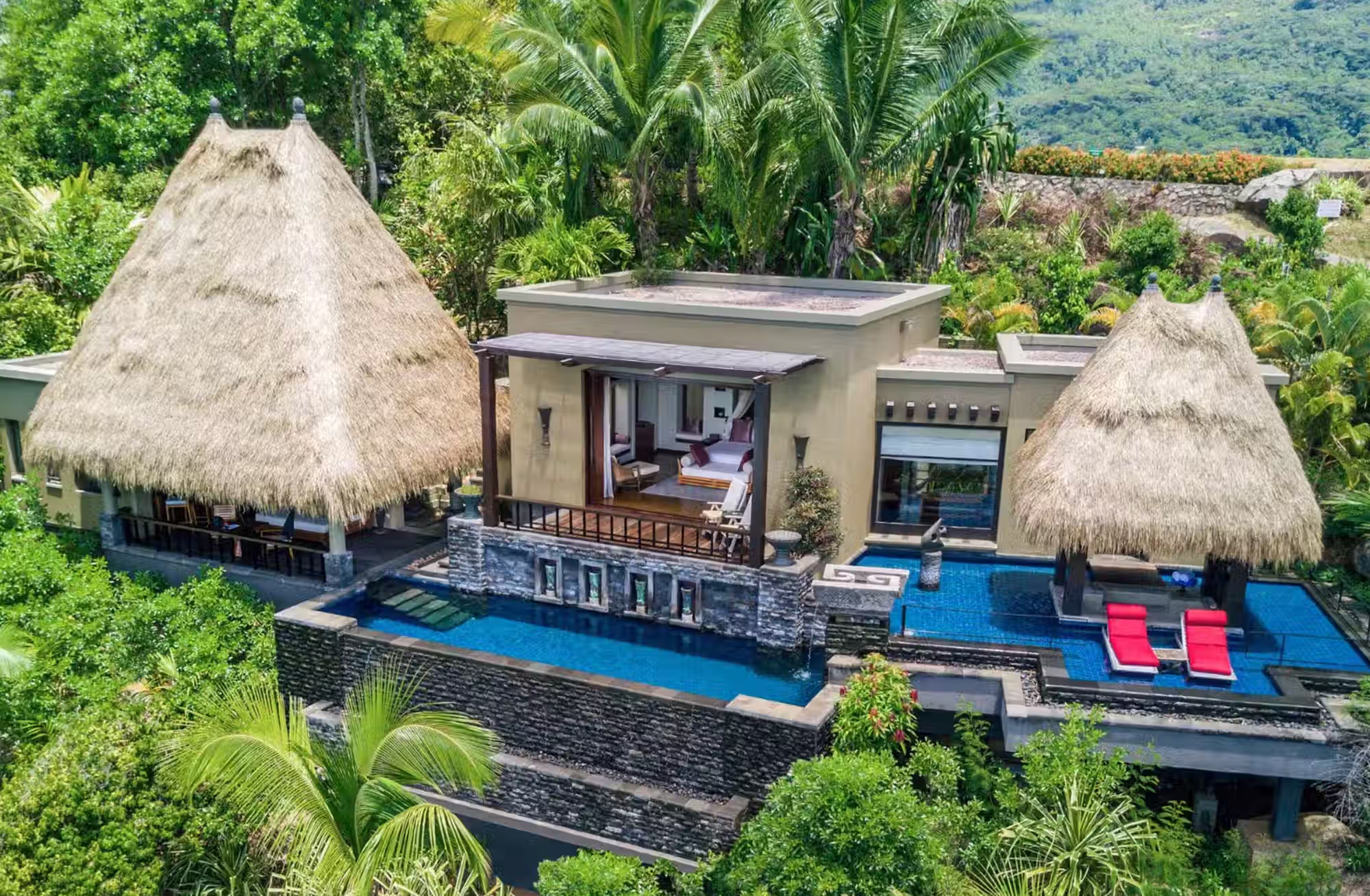 Solo 30 ville immerse tra collina, giardini tropicali e baia privata, tutte con piscina infinity e servizio personalizzato. — immagine 9