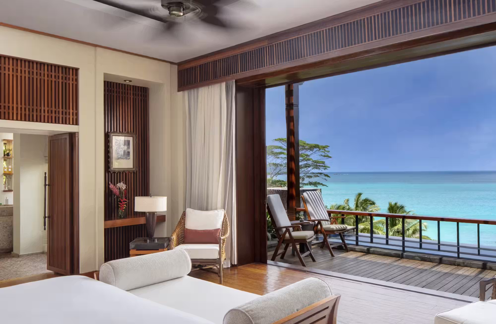 Solo 30 ville immerse tra collina, giardini tropicali e baia privata, tutte con piscina infinity e servizio personalizzato. — immagine 2